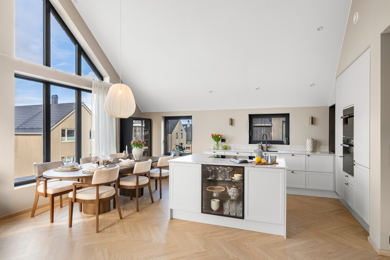 I tillegg til peisovnen er andre etasje utstyrt med varmepumpe som bidrar til effektiv oppvarming Galleribilde