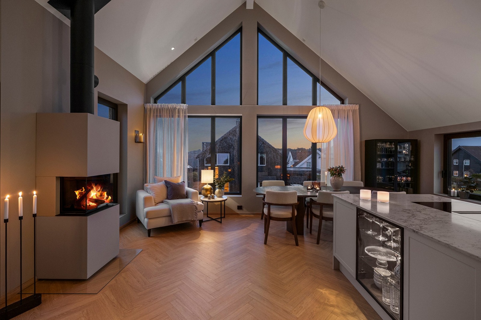 Hjertet av boligen er den herlige stue og kjøkkendelen som ligger i boligens andre etasje. Galleribilde