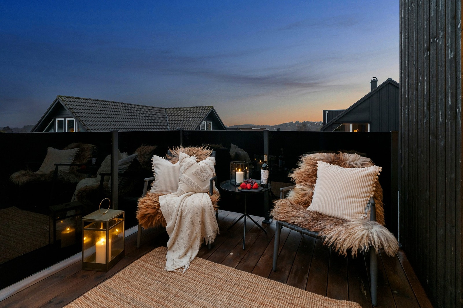 Fra stuen har man utgang til en skjermet vestvendt balkong på omtrent 7 kvm. Galleribilde