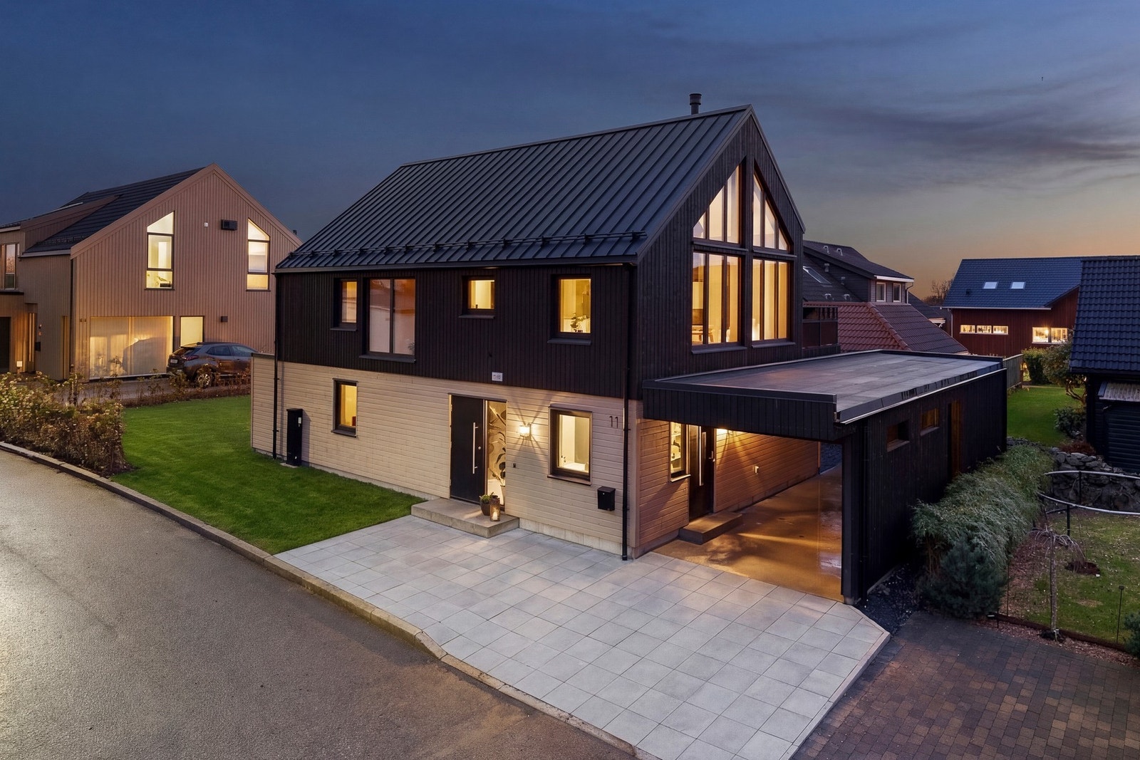 Velkommen til Kaprifolkroken 11 - En nyoppført enebolig på Stokka fra 2025 (Gressplen og gårdsrom er illustrert og vil anlegges innen overtakelse). Galleribilde