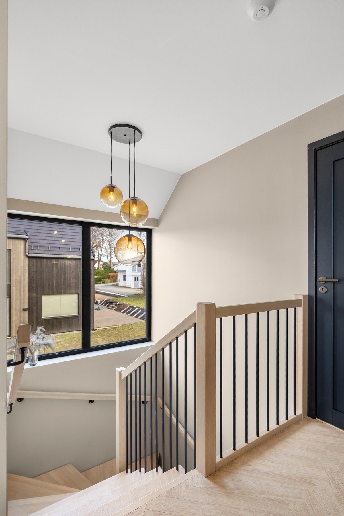 En eksklusiv trapp i heltre binder etasjene sammen og gir boligen et gjennomført og elegant preg. Galleribilde