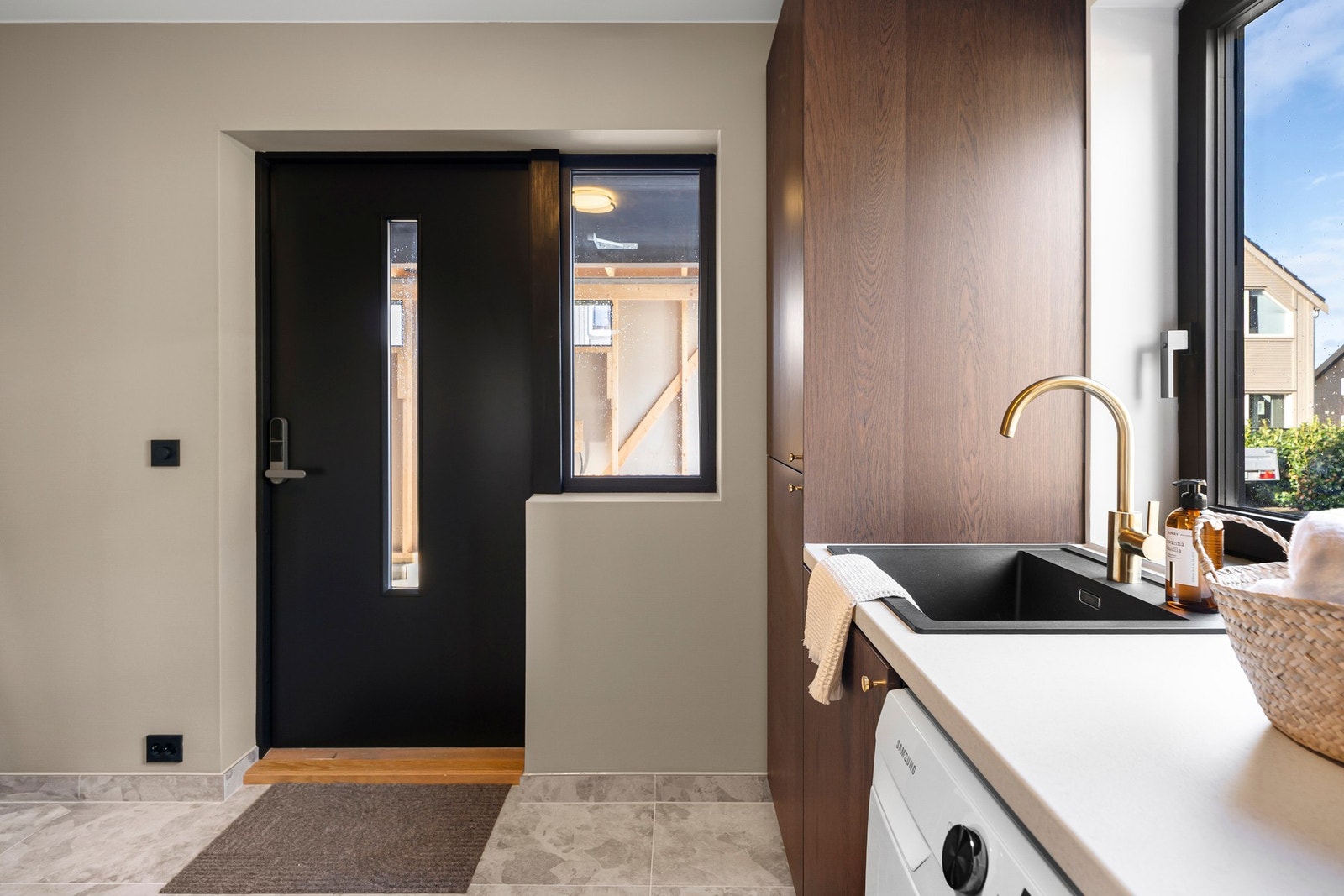 Vaskerommet er av god størrelse med muligheter for montering av ekstra oppbevaringsløsninger. Fra vaskerommet er det direkte utgang til carporten, som gir praktisk og tørrskodd adkomst til boligen. Galleribilde