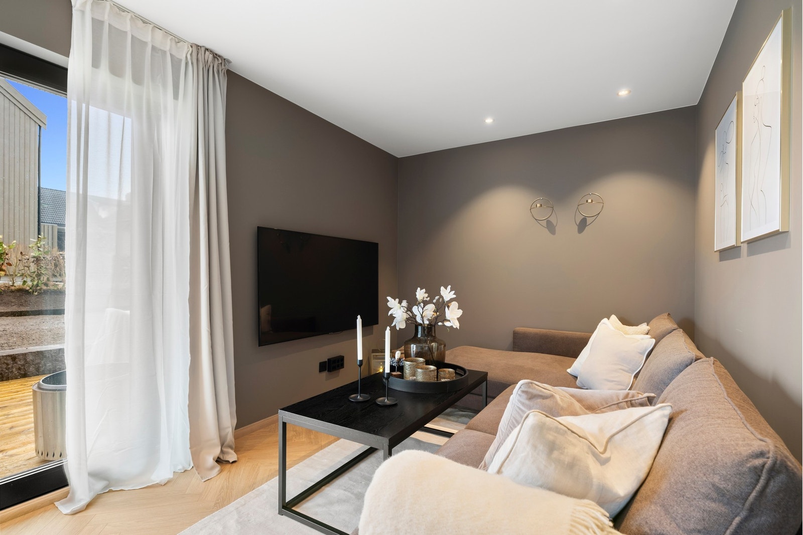 I tillegg har boligen en ekstra tv-stue i første etasje som er malt i en mørkere farge som lager en herlig atmosfære, her er det også utgang til boligens uteområde. Galleribilde