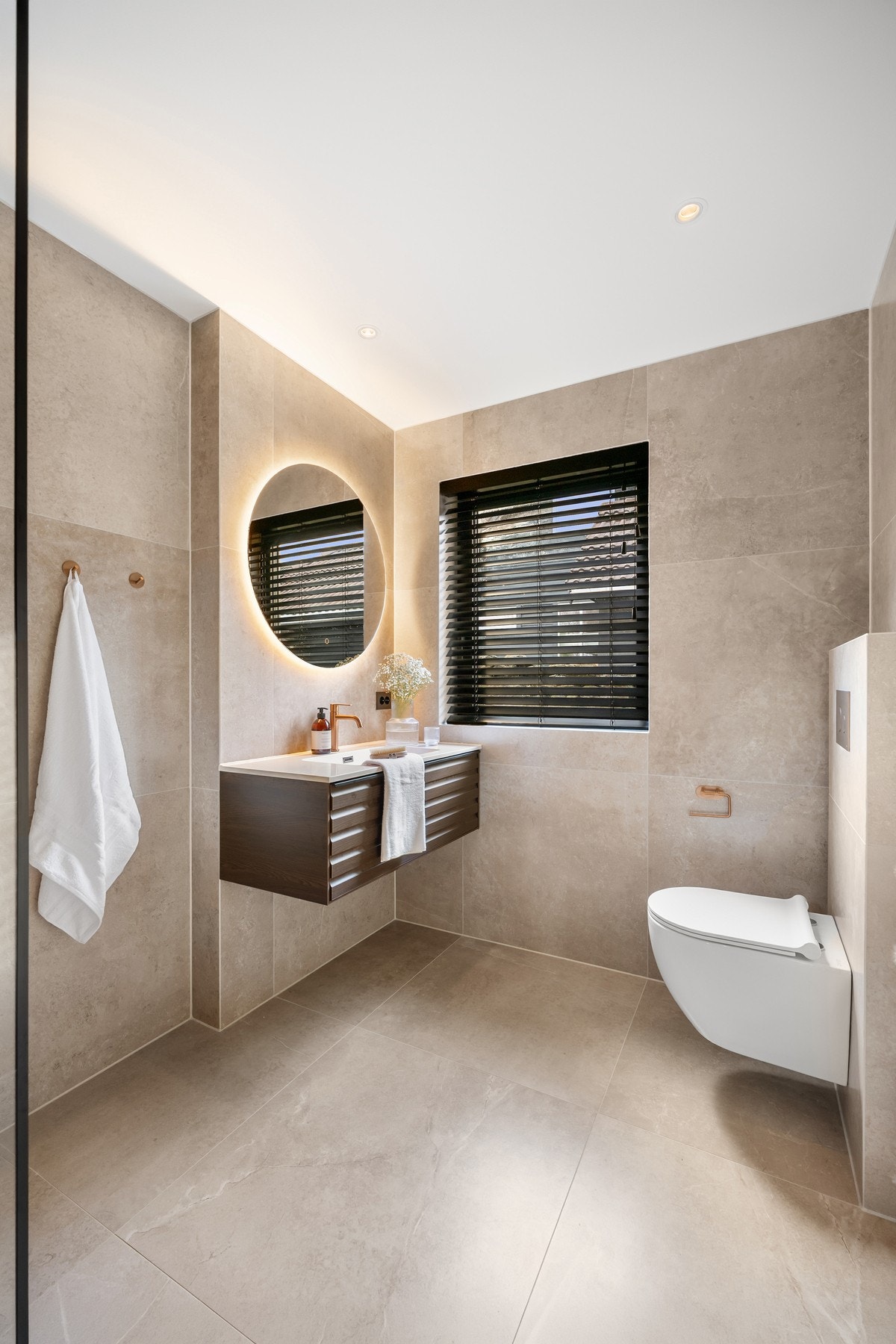 Baderommet er romslig og gir gode muligheter for å etablere ekstra oppbevaring. Galleribilde