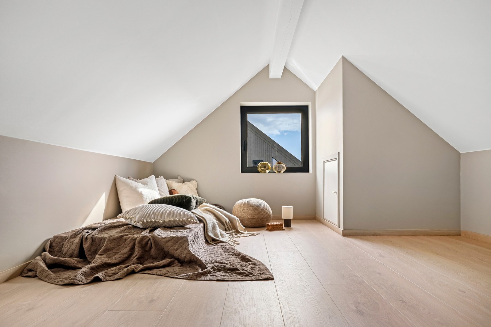 Loftsetasjen er romslig, og passer perfekt som lekestue eller ekstra oppbevaringsplass. Galleribilde