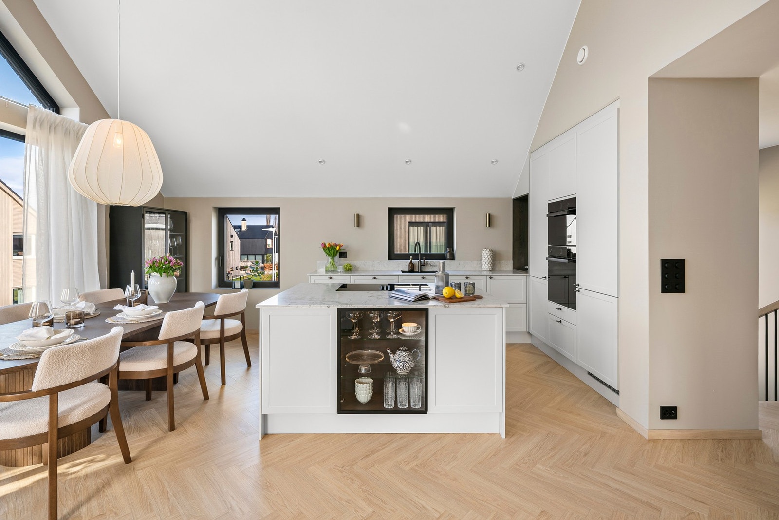 Kjøkkenøya er praktisk og gir ekstra benkeplass samt god oppbevaringsplass. Galleribilde