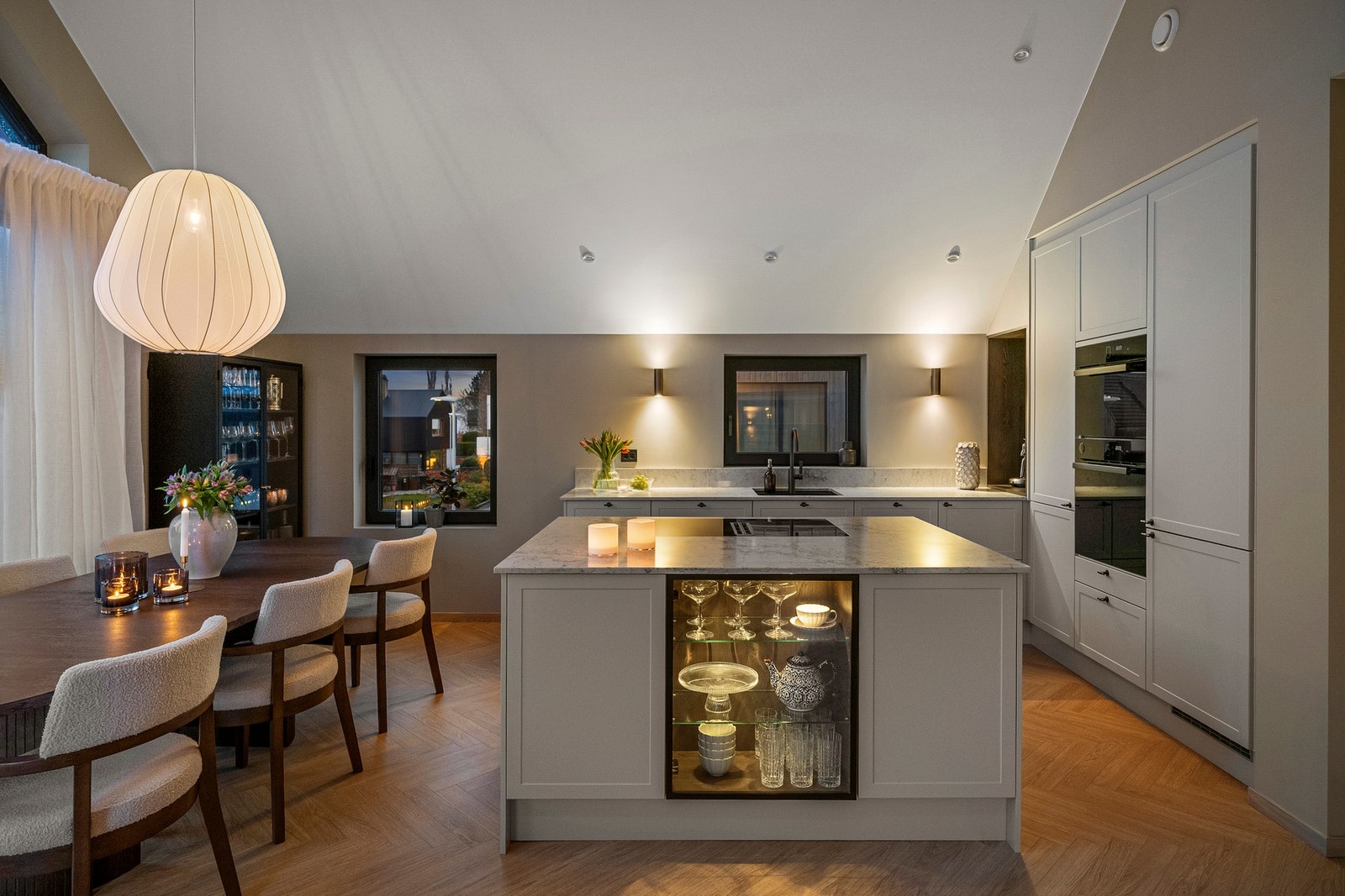 Kjøkkenet har beige fronter i fargen kalk med tidløse detaljer og en slitesterk benkeplate i komposittstein. Galleribilde