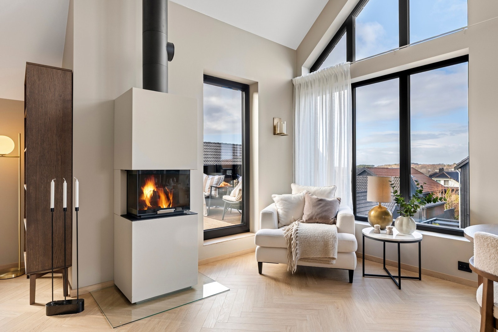 Fra stuen har man fin utsikt mot Byhaugen, samt at man kan se en bit av Lille Stokkavannet - som bare er noen minutters gangavstand unna. Galleribilde