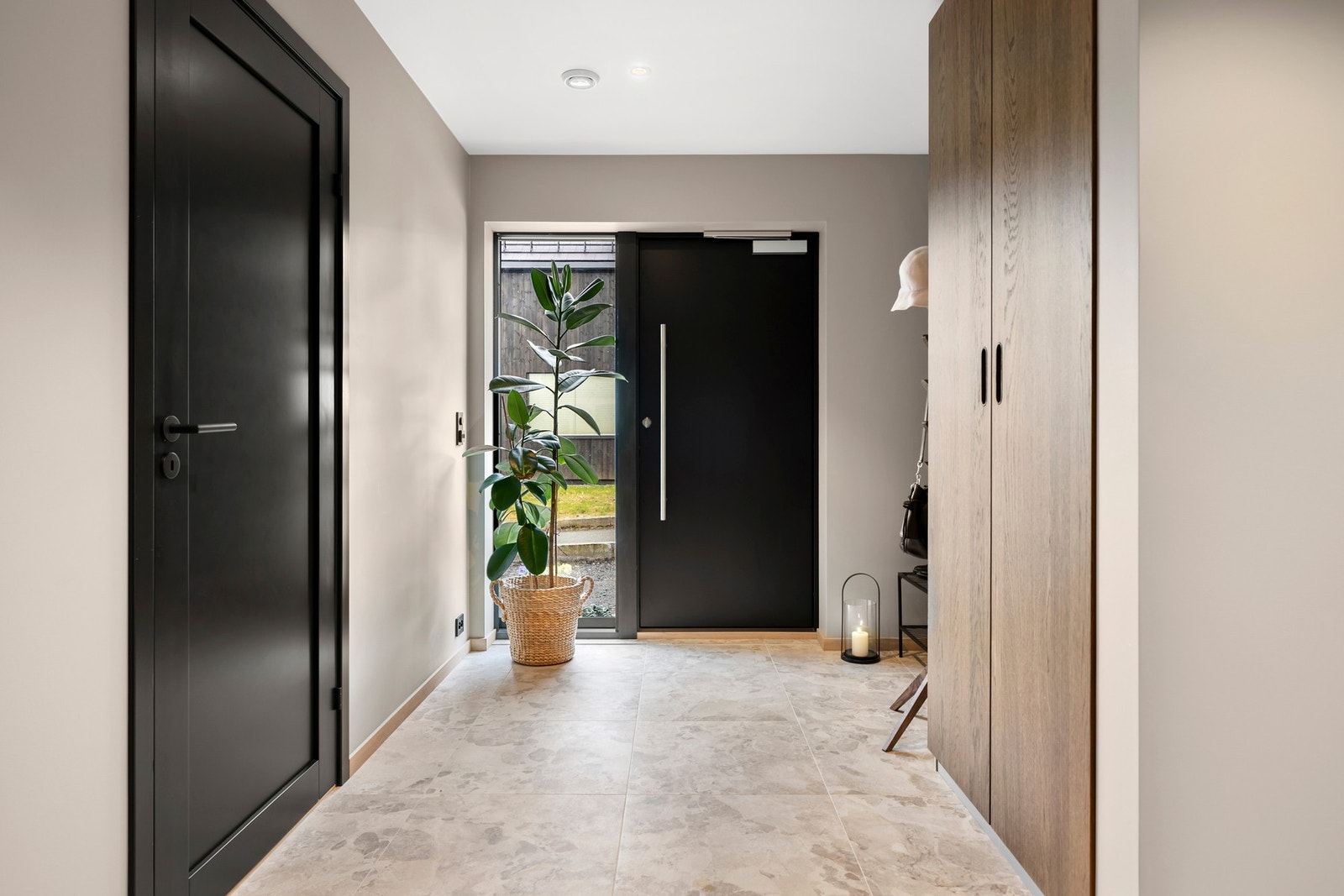 Entréen har et moderne og lyst preg med lysmalte vegger og lyse gulvfliser med behagelig gulvvarme. Galleribilde