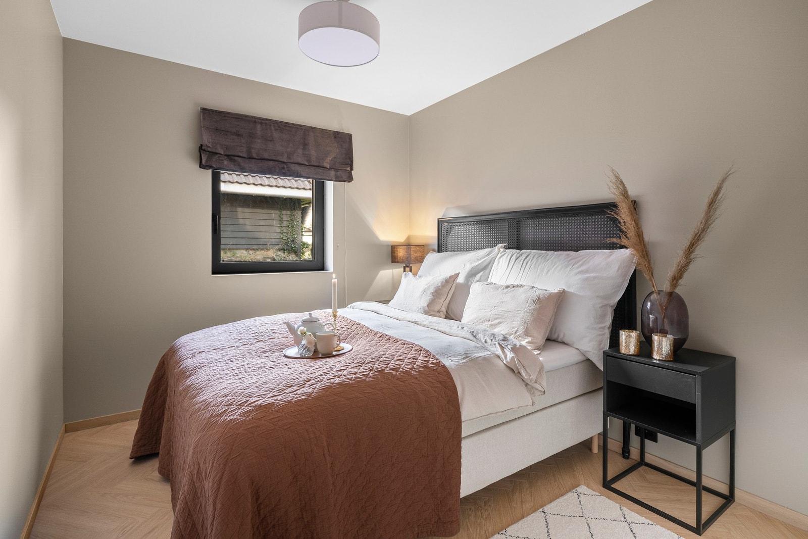 I første etasje har man 3 soverom, hvorav det ene soverommet blir benyttet som kontor. Galleribilde