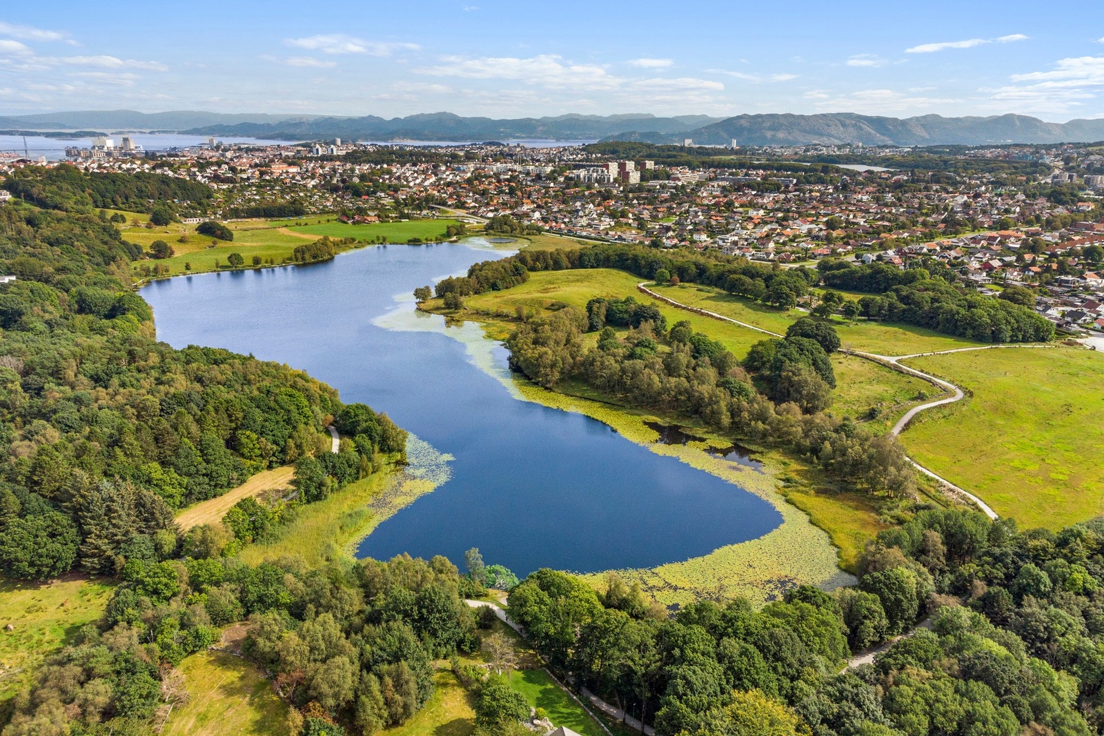 Det er også kort vei til flere turområder som bla. Store- og lille Stokkavatnet. Galleribilde