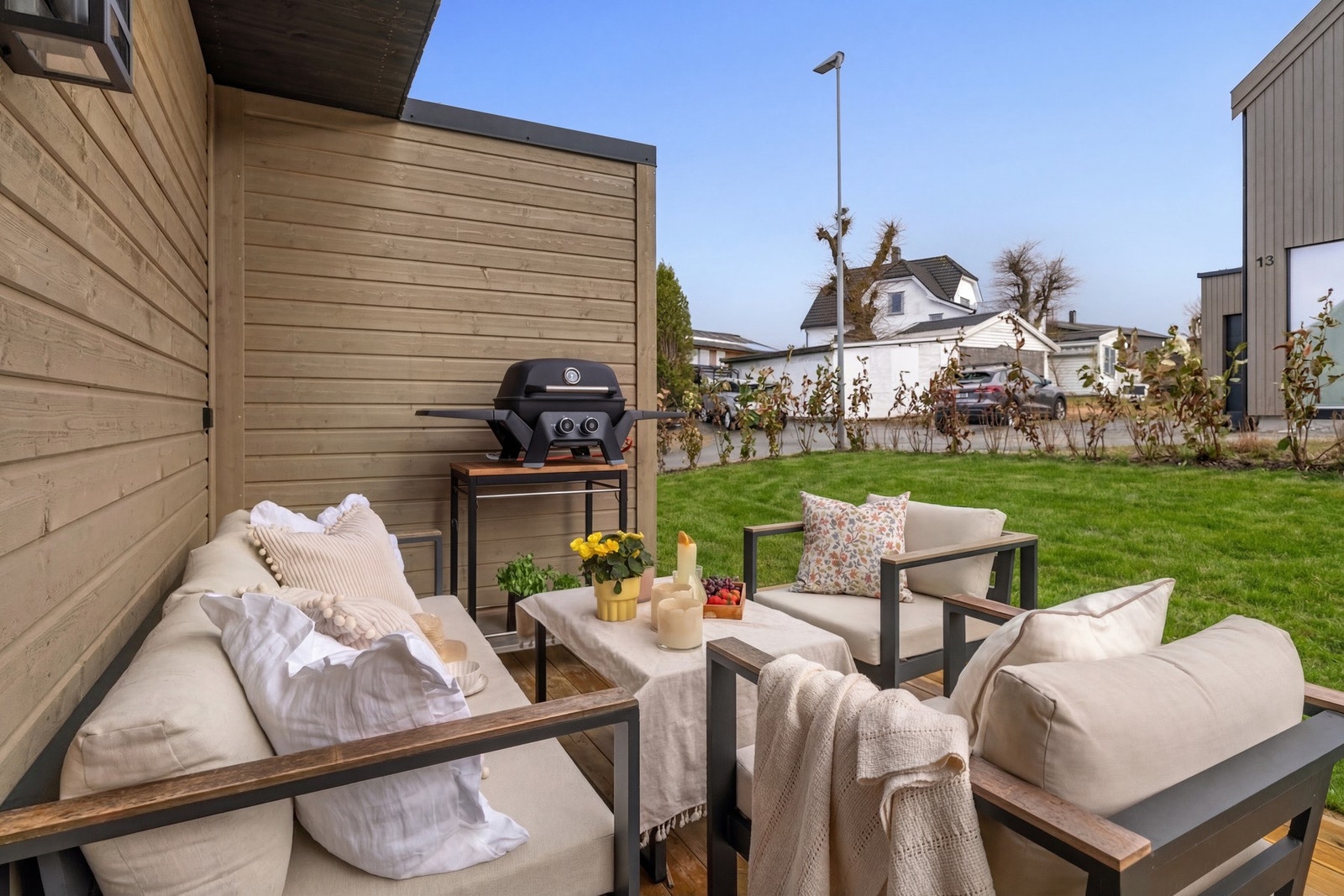 Det er nylig blitt plantet laurbærhegg som omkranser eiendommen, denne vokser seg tett og fin - som gir god skjerming til uteområdet (illustasjon av gressplen, plenen vil bli anlagt før overtagelse). Galleribilde