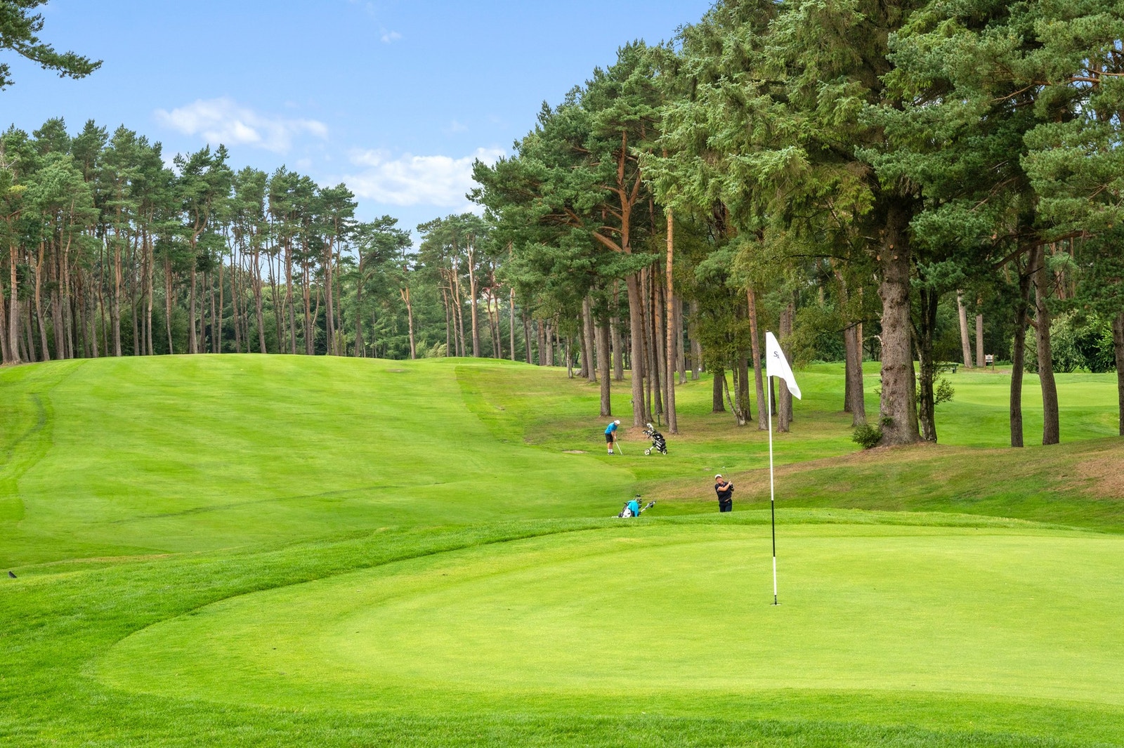 Golfklubben har landets nest eldste 18-hulls golfbane fra 1963, samt treningsområde og driving range. Galleribilde