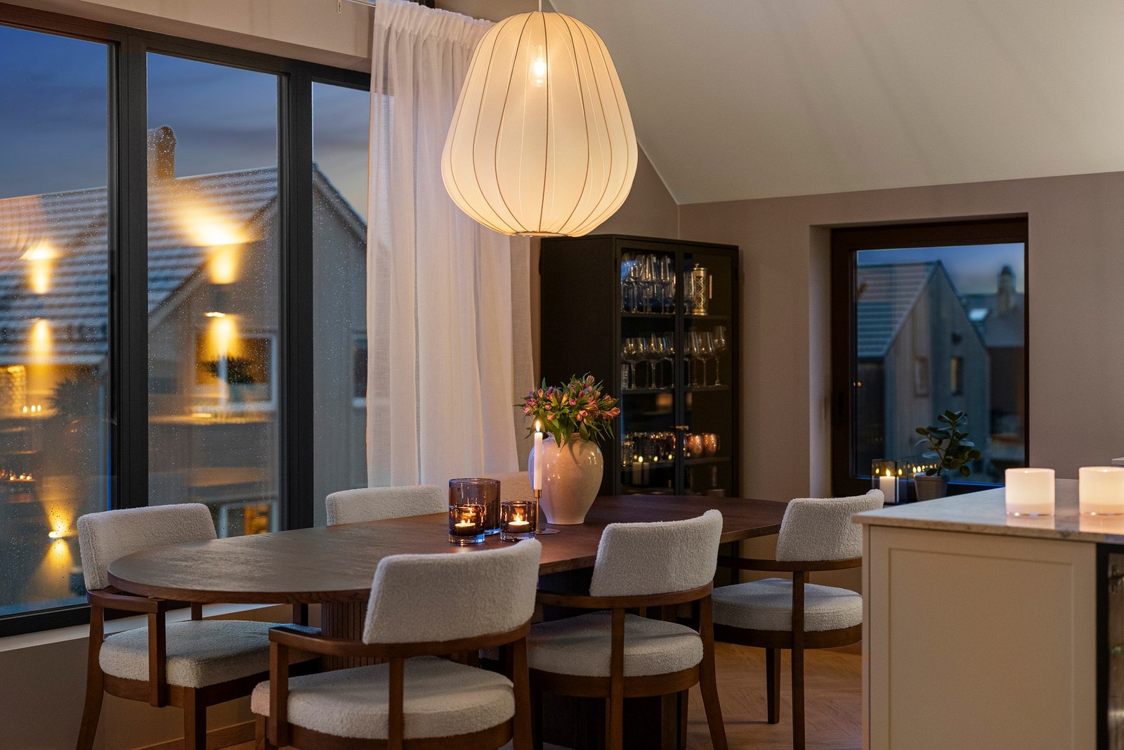 I tilknytning til kjøkkenet er det god plass til en romslig spisegruppe - et perfekt samlingspunkt for hyggelige middager med venner og familie. Galleribilde