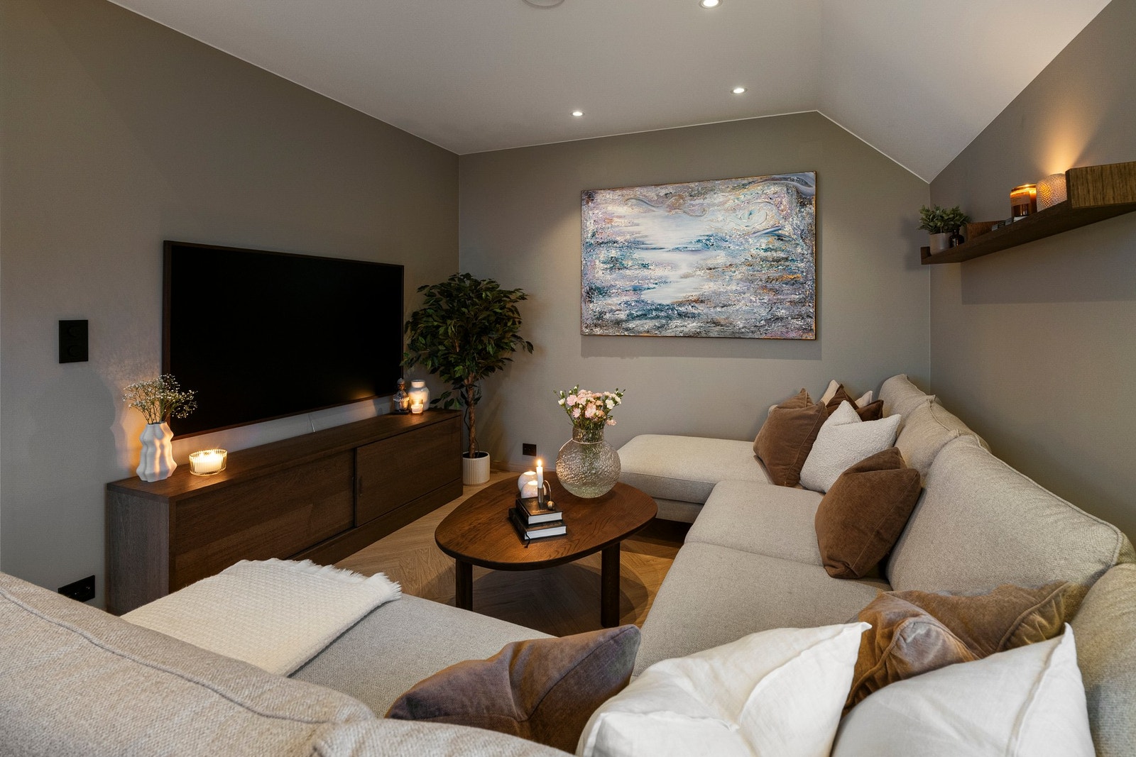 I enden av stuen finner man en skjermet TV-stue med god plass til et stort sofahjørne. Galleribilde