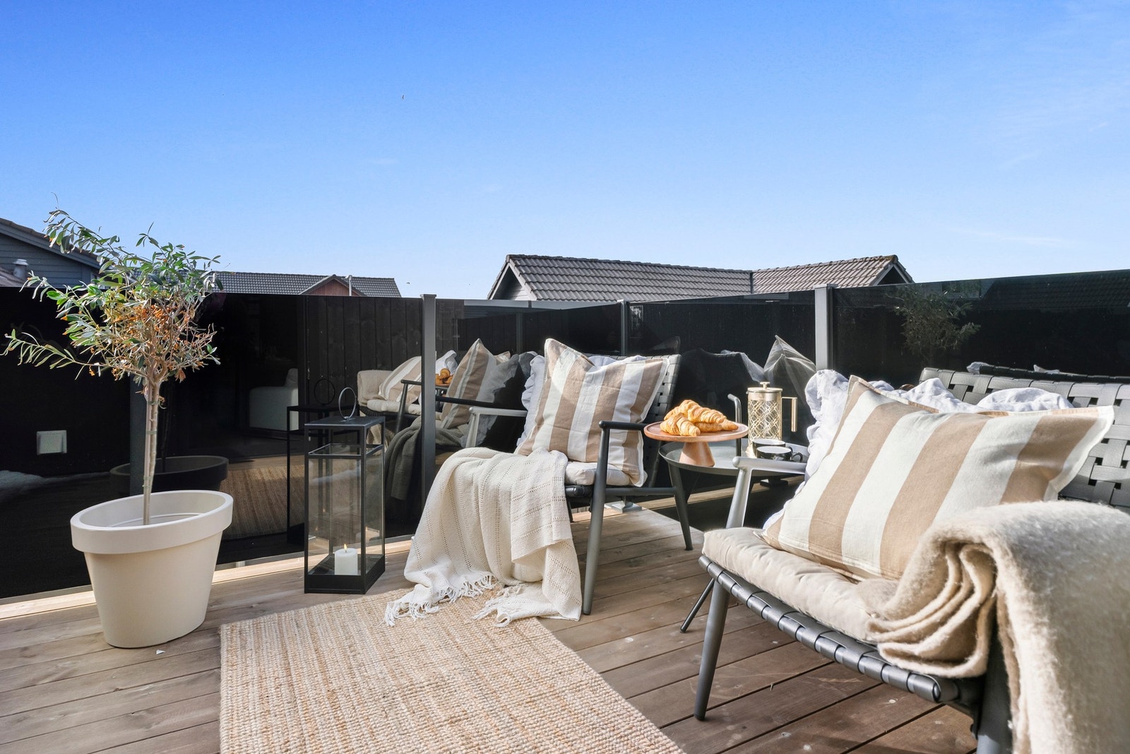 Balkongen har sol fra tidlig ettermiddag til solnedgang. Galleribilde