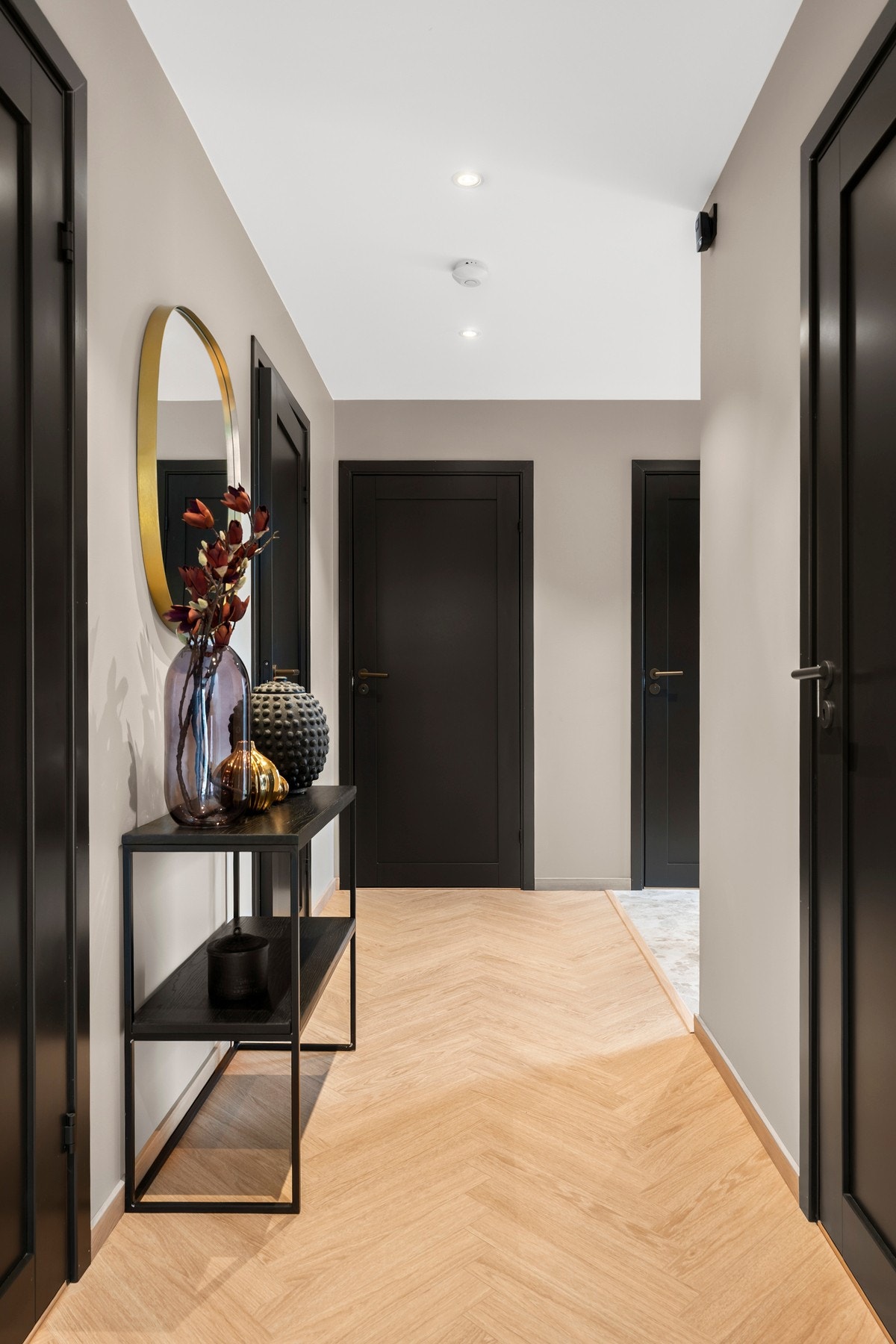 For ekstra lagringsplass har man også en romslig bod under trappen i første etasje. Galleribilde