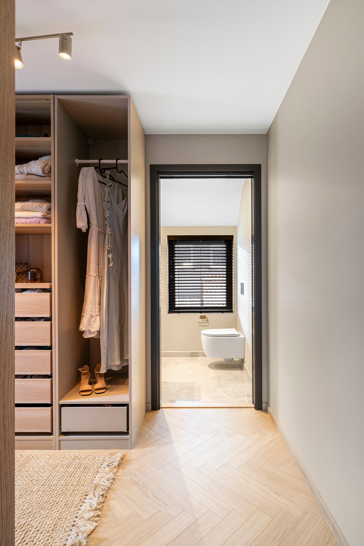 Fra soverommet har man en praktisk walk-in garderobe. Galleribilde