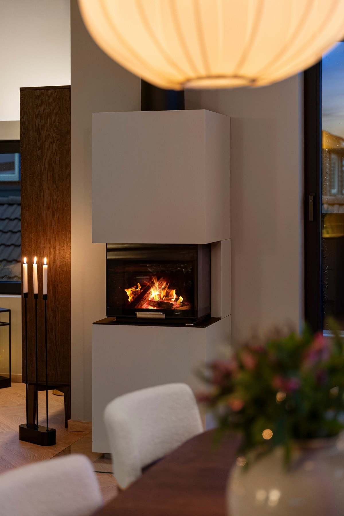 Peisen har innsyn fra tre sider og er et flott blikkfang som kan nytes fra både kjøkkenet og stuen. Galleribilde