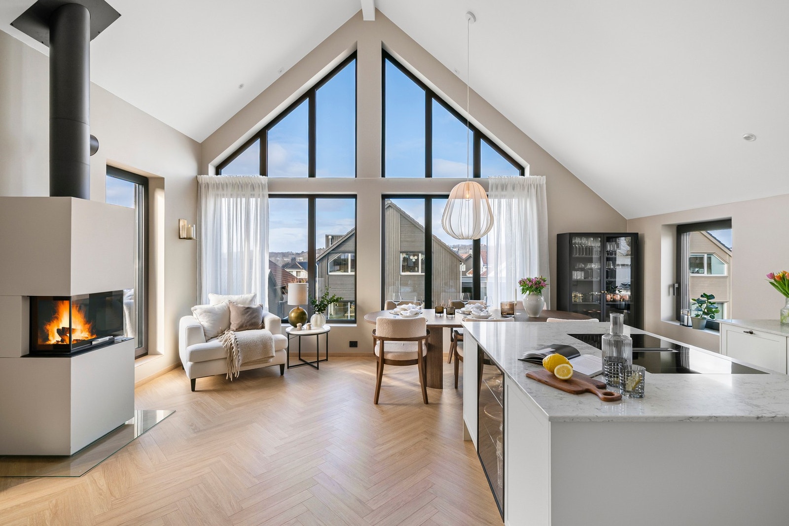 Den åpne løsningen mellom kjøkken og stue skaper en sosial og innbydende atmosfære. Galleribilde