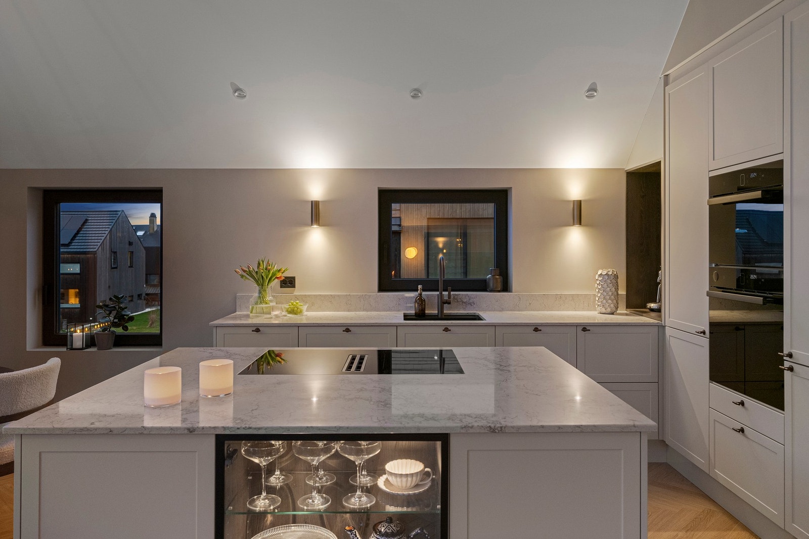 Videre har kjøkkenet eksklusivt blandebatteri fra Tapwell i en mørk bronsefarge som matcher kjøkkenhåndtakene. Galleribilde