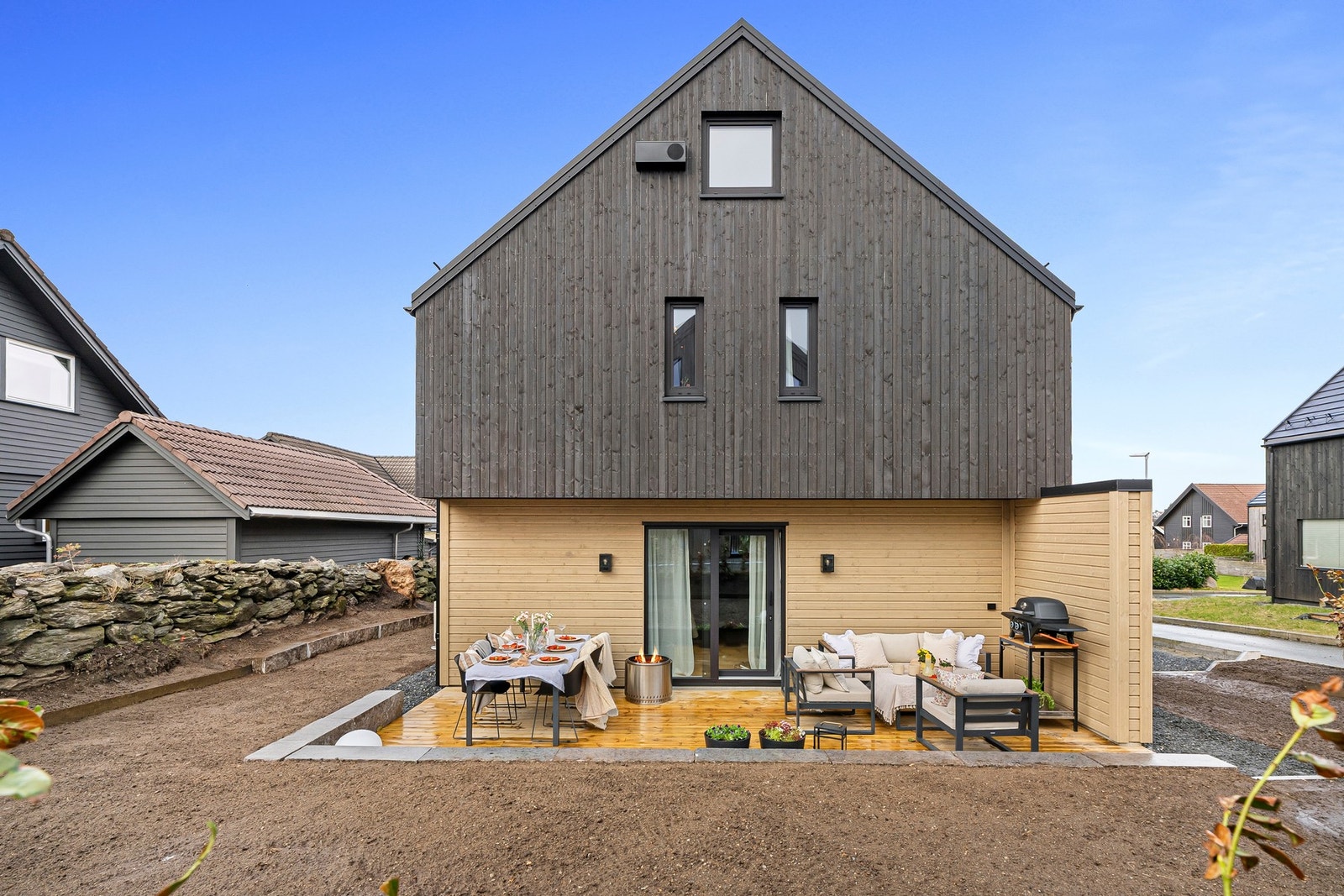 Blomsterbed langs steinmuren i hagen gir muligheter for å plante blomster dersom ønskelig. Galleribilde