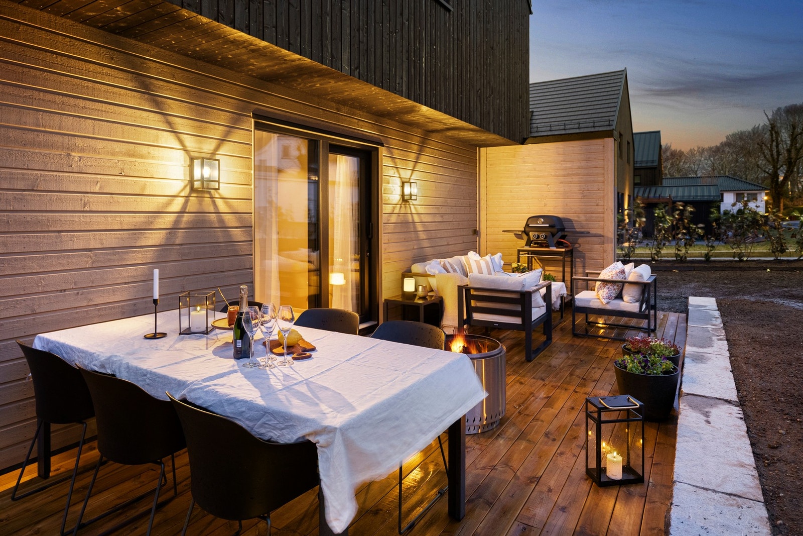 Uteområdet er utstyrt med belysning og ute stikk. Galleribilde