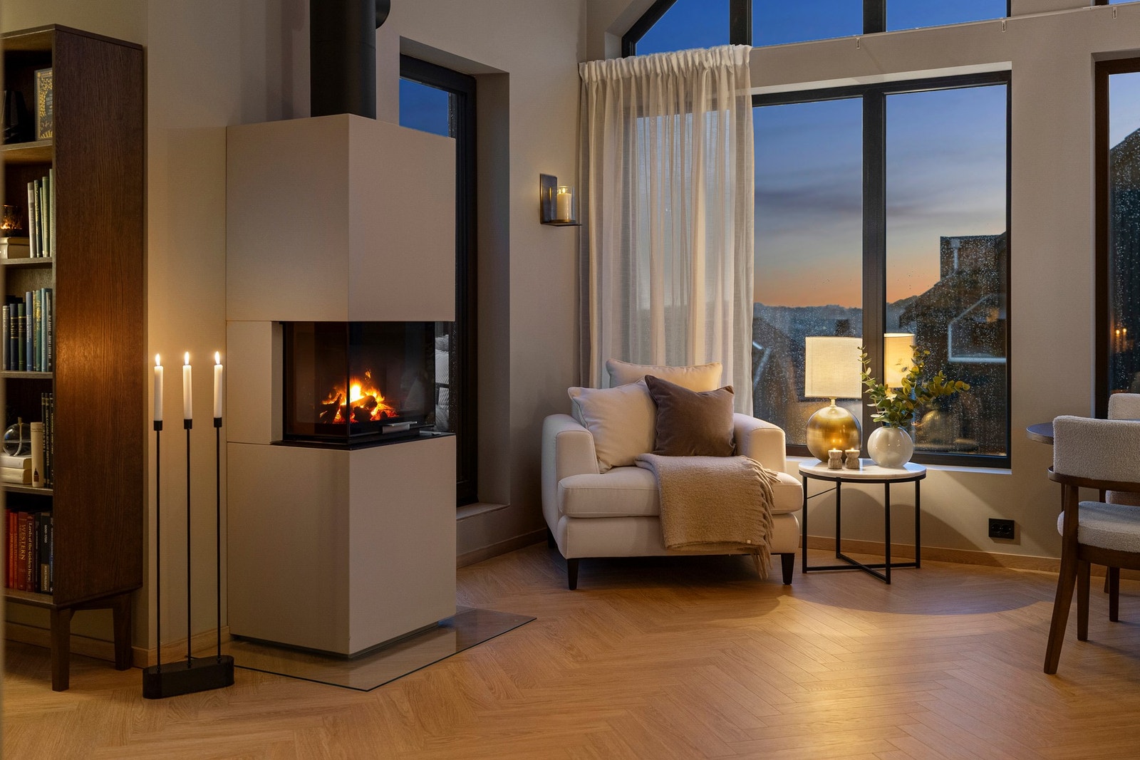 Ved kjøkkenet finner man en koselig lesekrok ved peisen - et lunt og innbydende sted for rolige stunder. Galleribilde