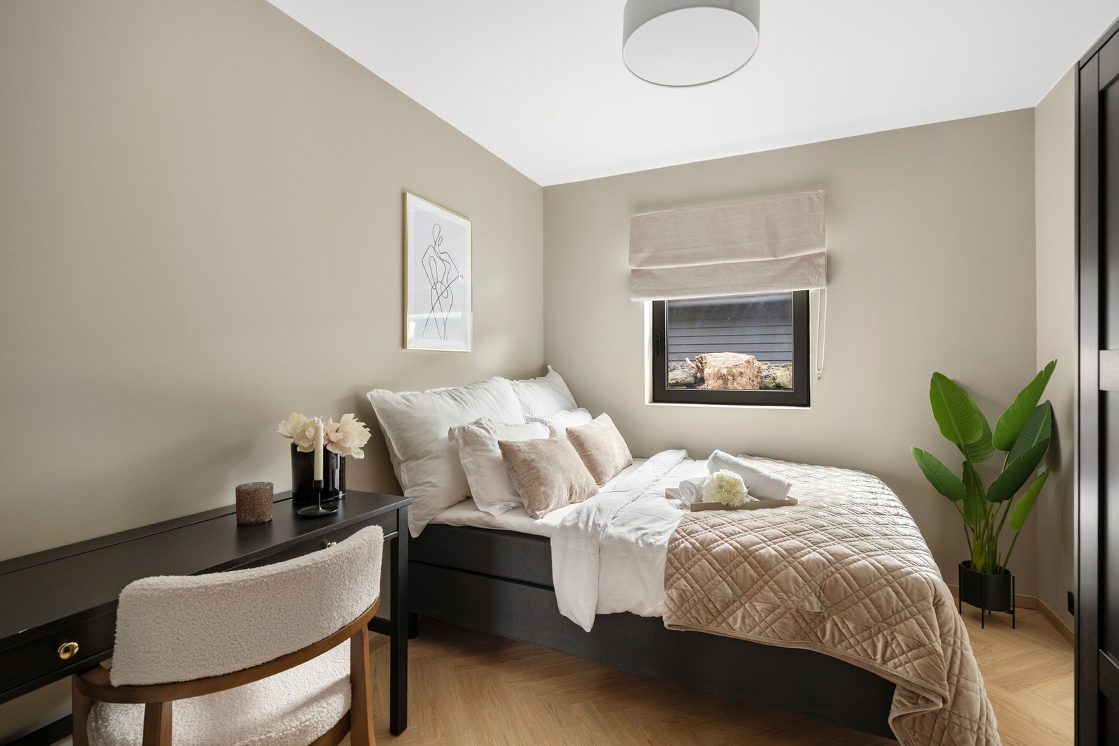 Soverommene er romslige med god plass til seng, kontorpult og garderobeløsninger. Galleribilde