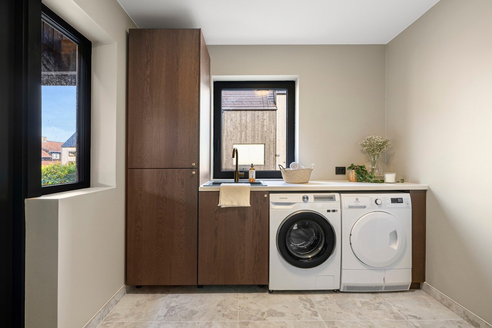 I første etasje finner man også et praktisk vaskerom/grovinngang med moderne skapinnredning og opplegg for vaskemaskin og tørketrommel. Galleribilde