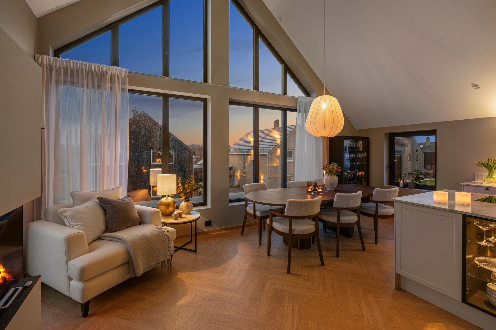 De store vindusflatene slipper inn rikelig med dagslys, med takhøyden på omtrent 4,9 meter får rommet en lys og luftig atmosfære. Galleribilde