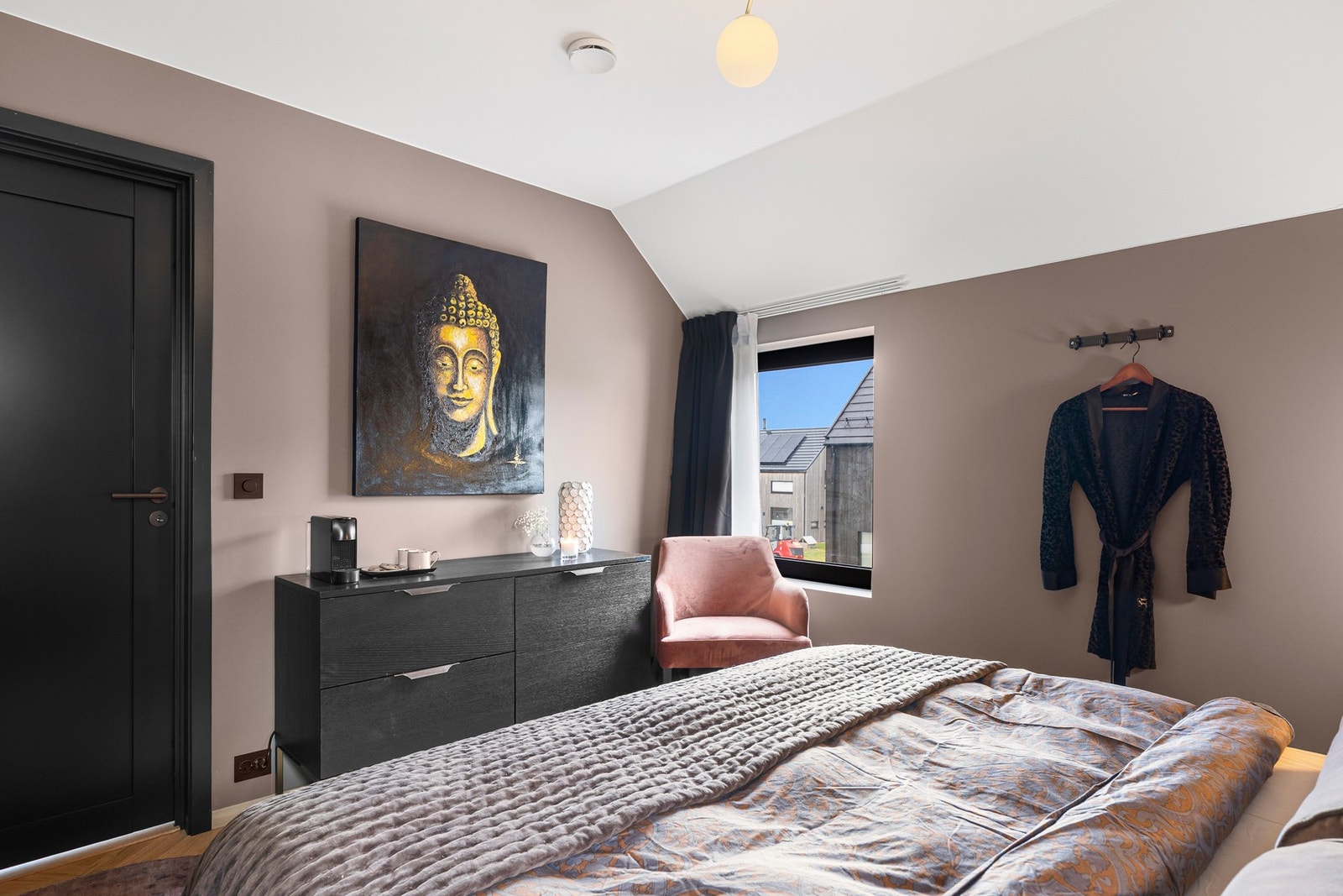 Rommet er malt i en behagelig tone som gir en lun og god atmosfære. Galleribilde