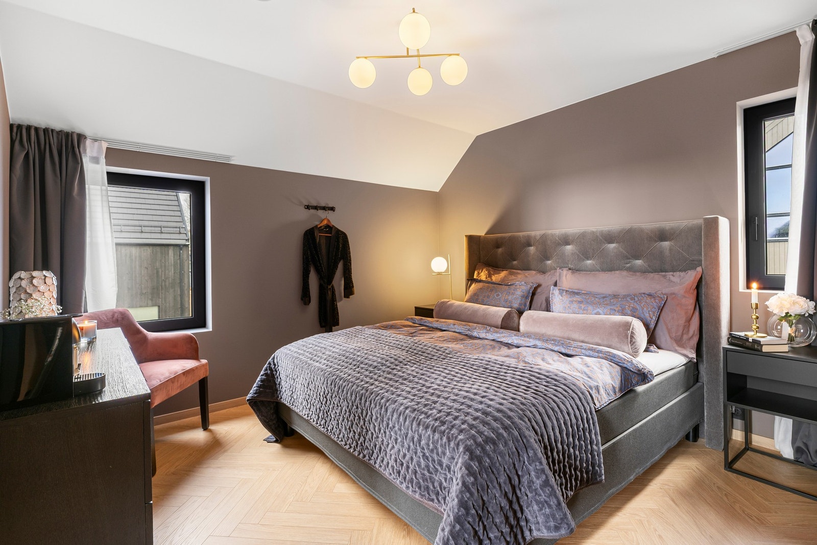 Hovedsoverommet er av god størrelse med god plass til en dobbelt seng, samt nattbord. Galleribilde