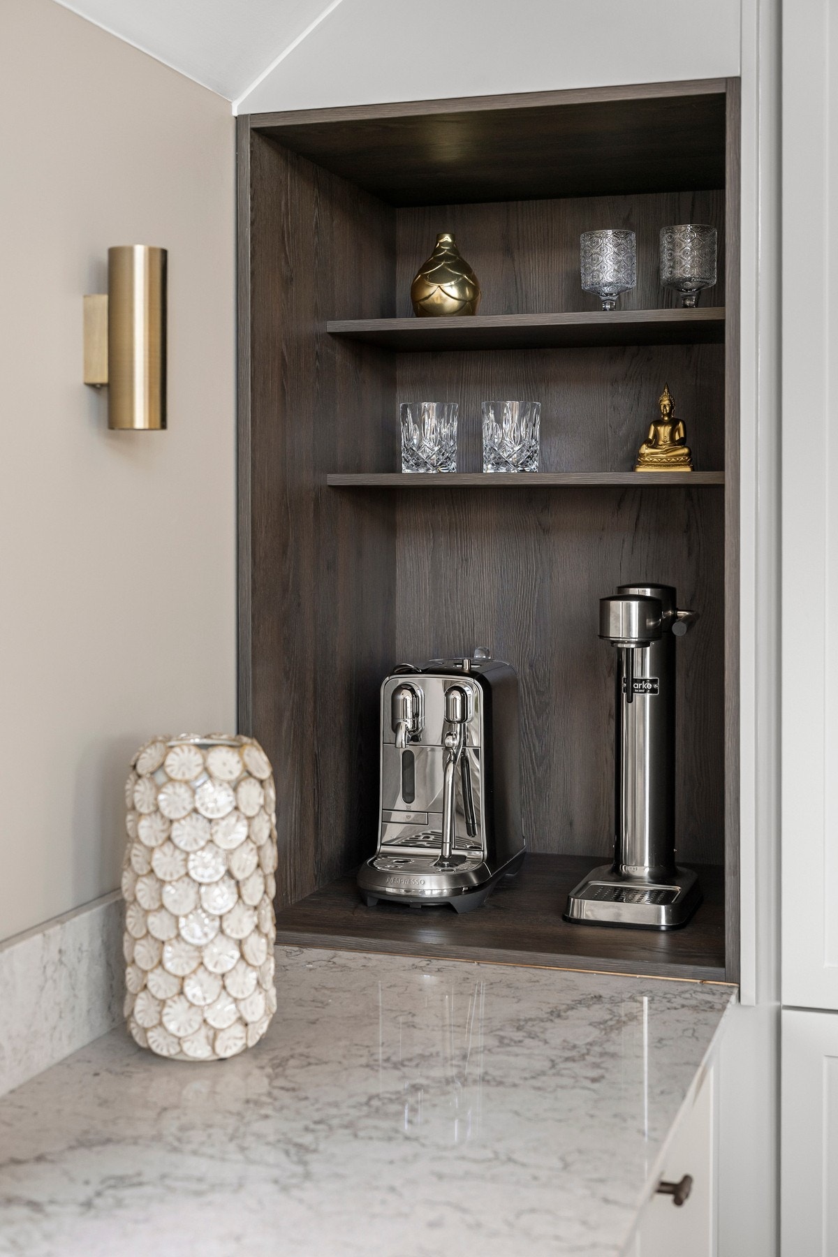 Et integrert kaffehjørne som gir kjøkkenet et eksklusivt og gjennomført preg. Galleribilde