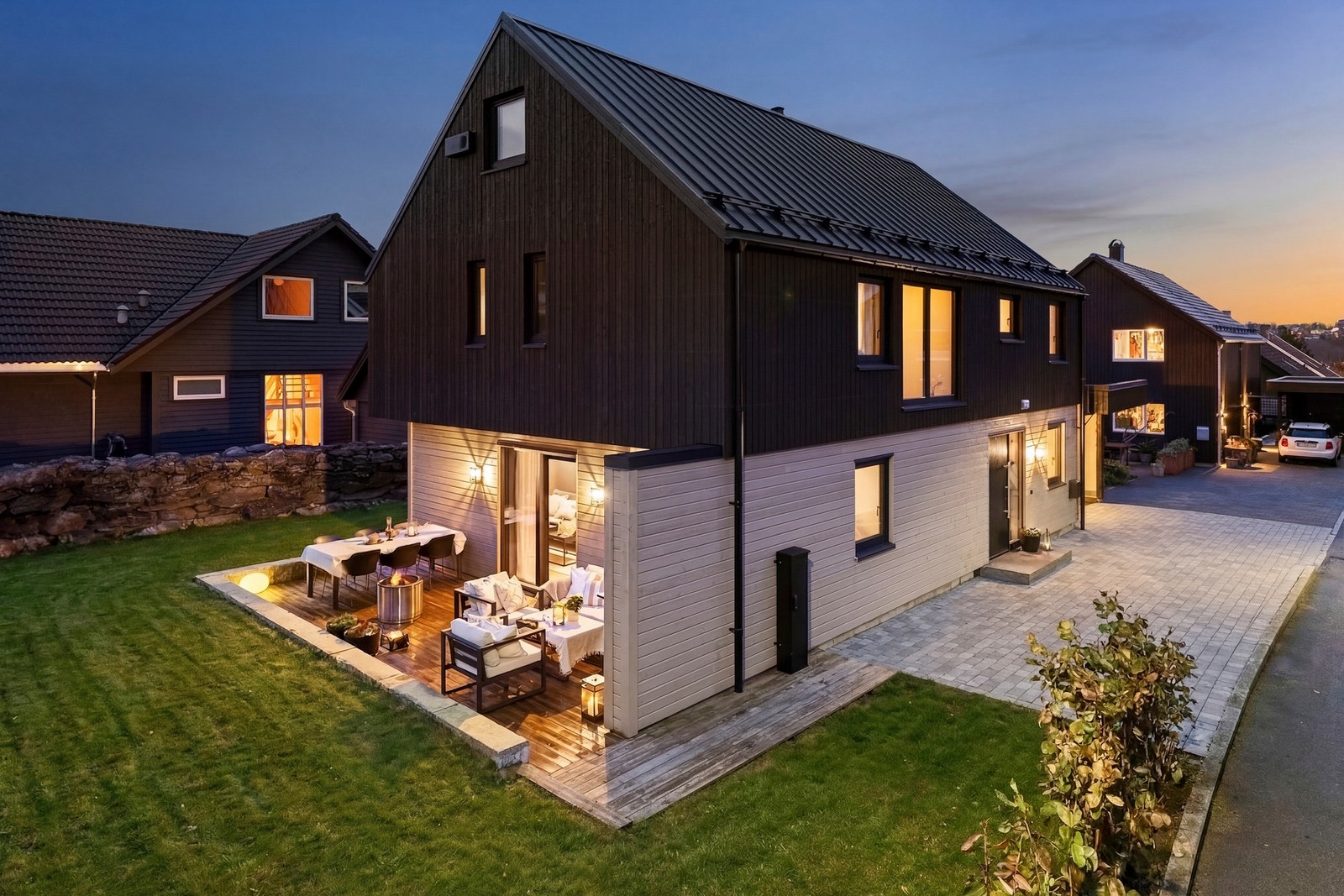 Markterrassen er på omtrent 22 kvm, her er det lagt tredekke, med fin naturstein innramming (gressplen er illustert, og vil bli anlagt før overtagelse). Galleribilde