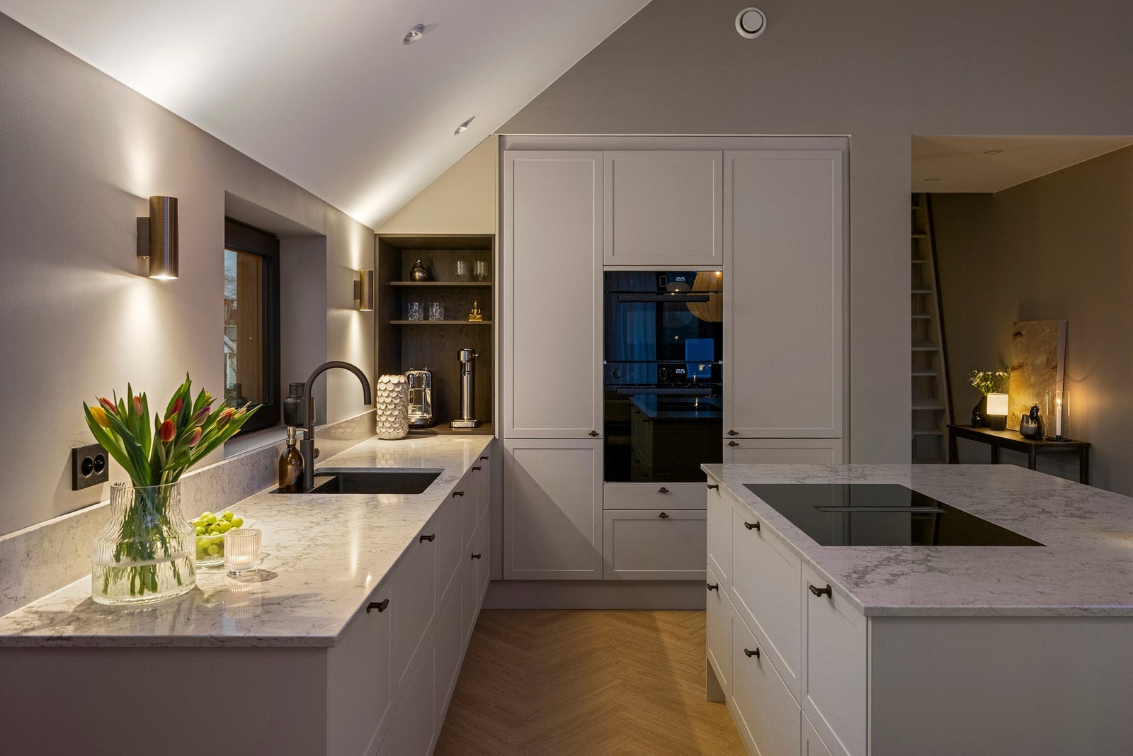 Kjøkkenet har integrerte hvitevarer som blant annet stekeovn, kombiovn (stekeovn med mikrobølgeovn-funksjon), platetopp med integrert ventilator og oppvaskmaskin. Galleribilde