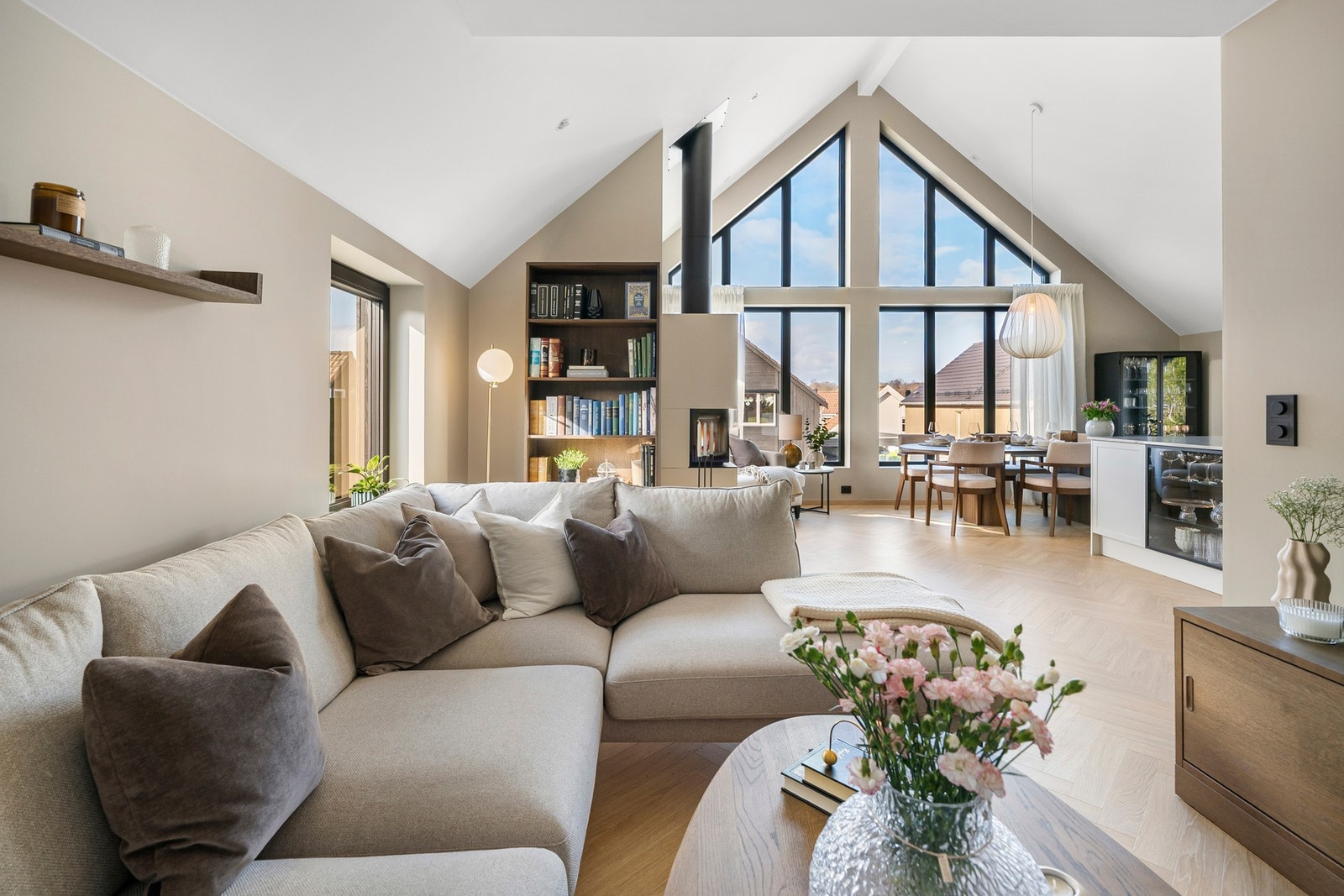 Stuen har en åpen og praktisk planløsning, perfekt for både hverdag og hyggelige sammenkomster. Galleribilde