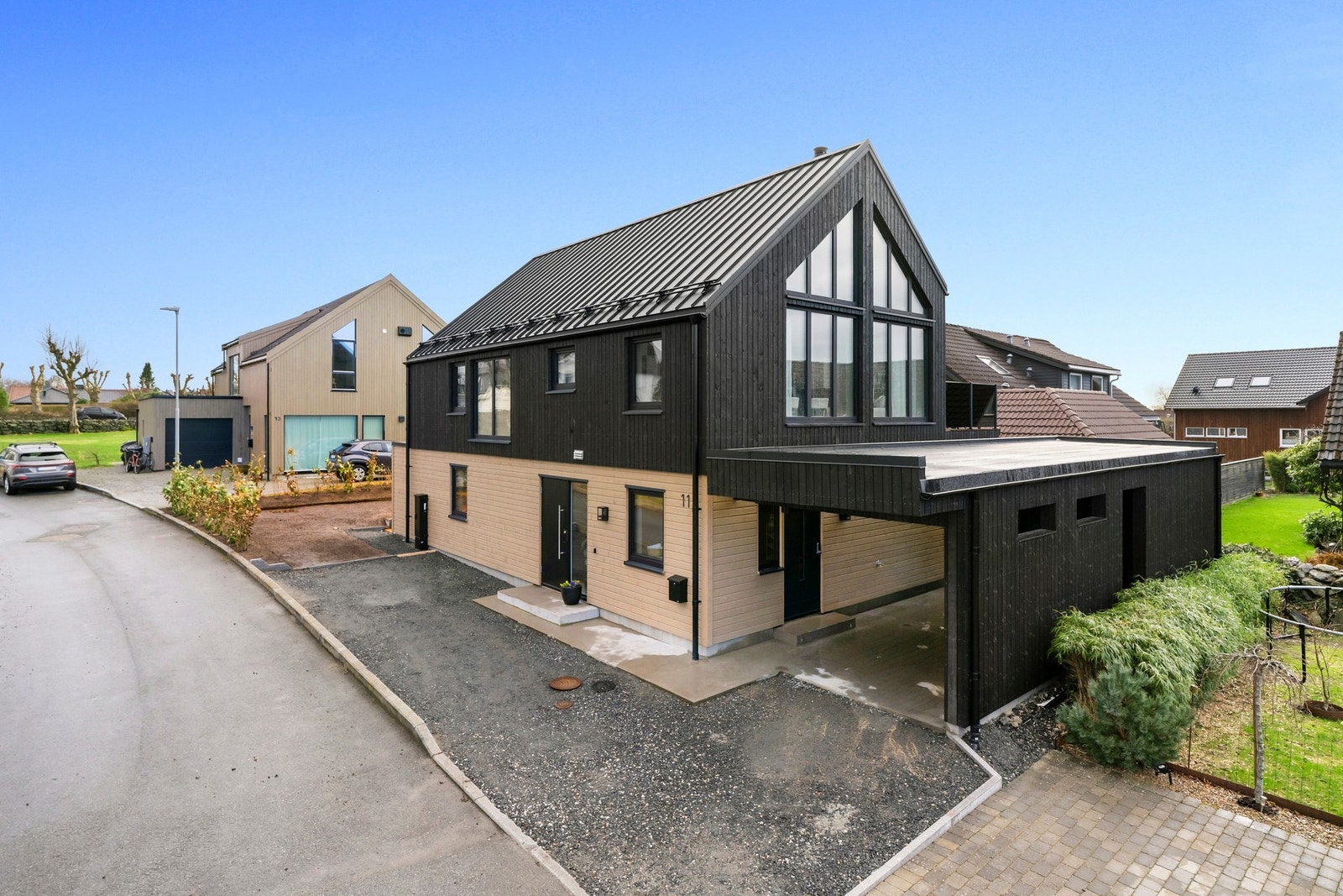 Gårdsrom skal asfalteres før overtagelse, og hagen er klargjort for gressplen (vil bli anlagt før overtagelse). Galleribilde