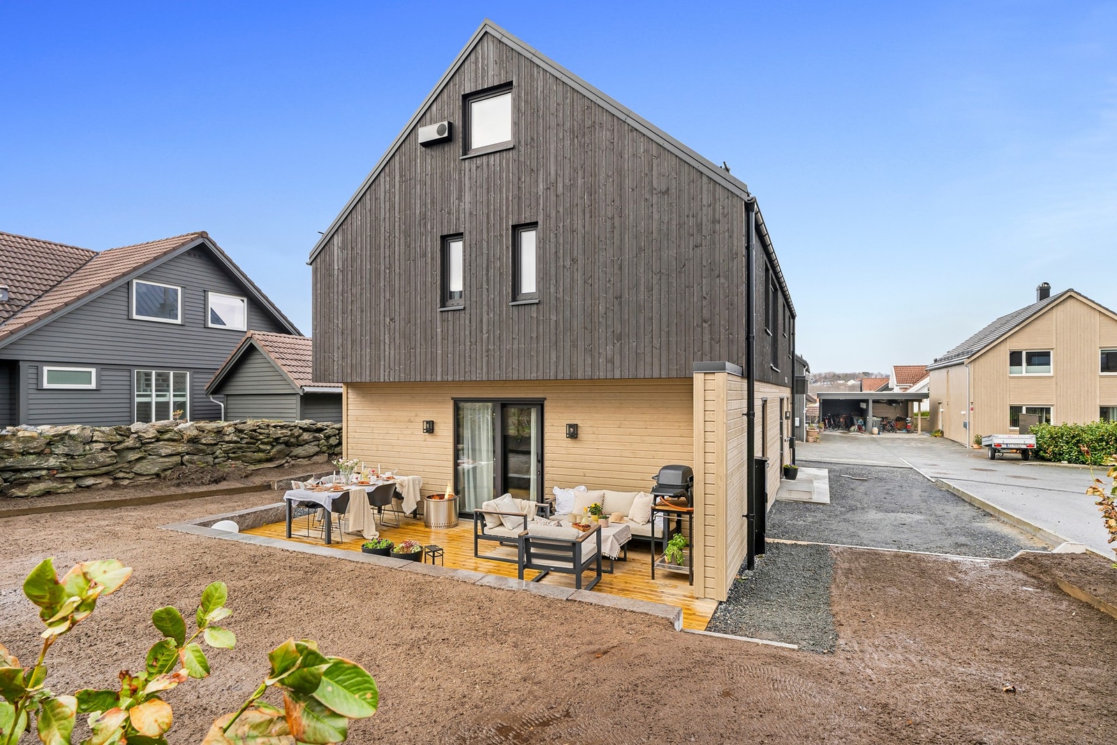 Tomten er relativ flat og gir gode muligheter til å opparbeide plen, bed eller steinlagt uteområde etter egne ønsker. Galleribilde