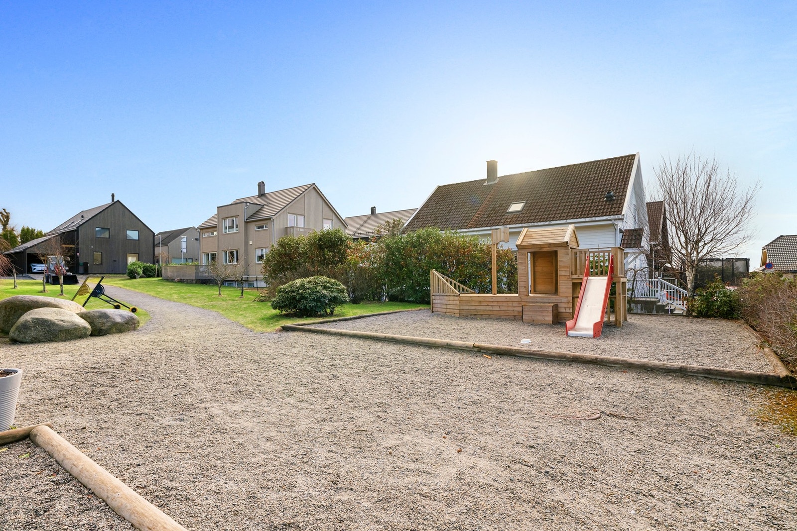 Nabolaget er rolig og barnevennlig med kort vei til lekeplasser, barnehager og skole. Galleribilde
