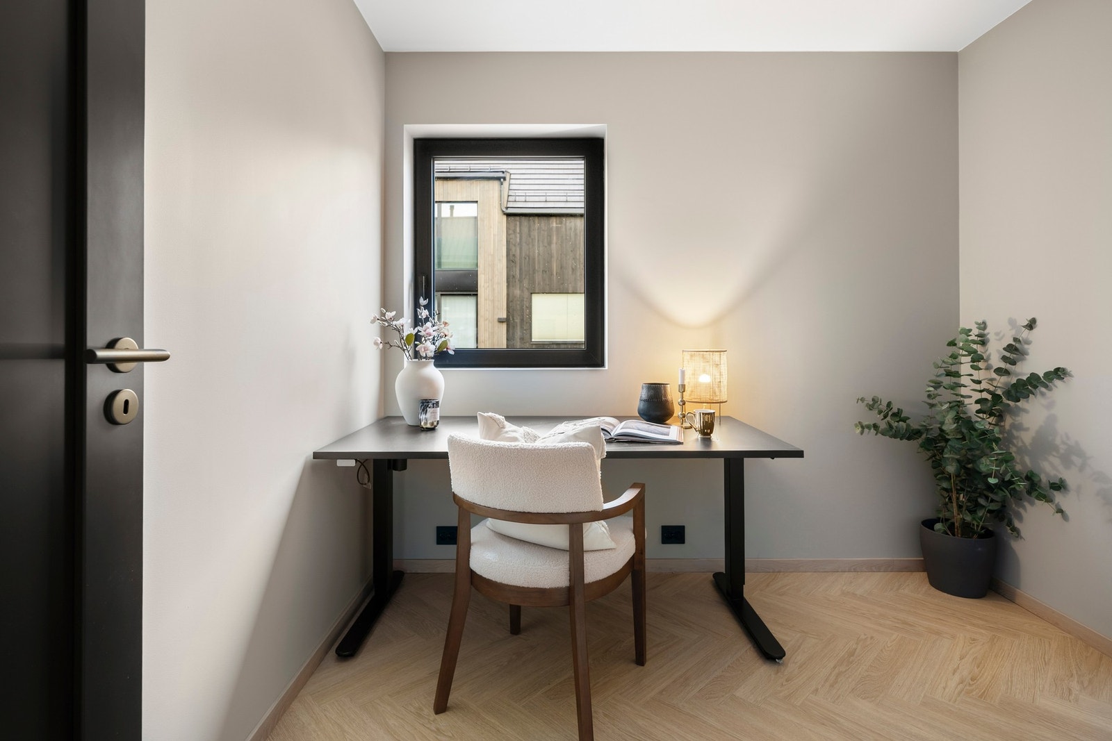 Rommene er lysmalt og har gode vinduer som slipper inn dagslys. Galleribilde