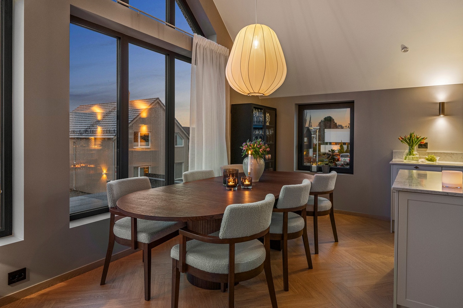 Stuen er malt i modern beige og har et stilrent preg med fiskebeinsmønstret gulv. Galleribilde