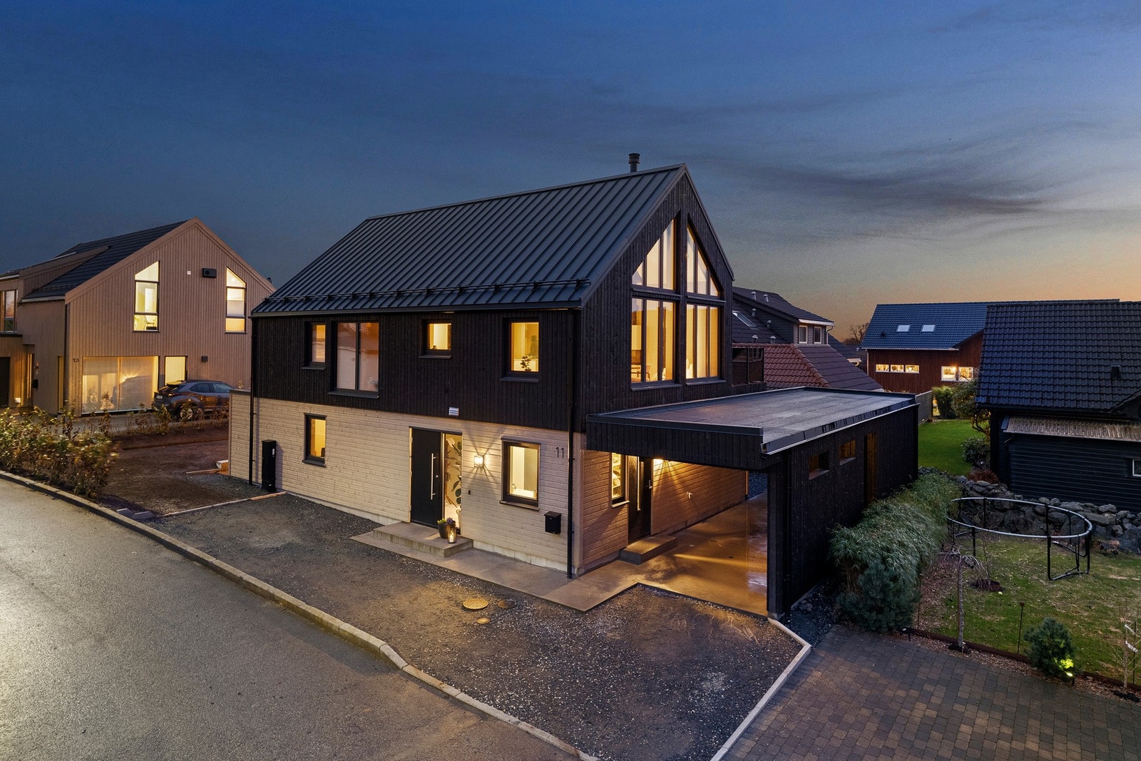 Eneboligen strekker seg over tre etasjer og byr blant annet på carport med elbillader samt en romslig tomt på 381 kvm i en rolig gate uten gjennomgangstrafikk. Galleribilde