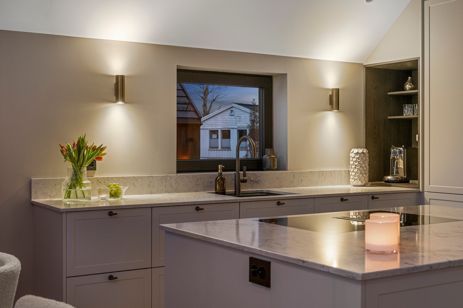 Over kjøkkenbenken er det stilfull belysning som gir et eksklusivt uttrykk. Galleribilde