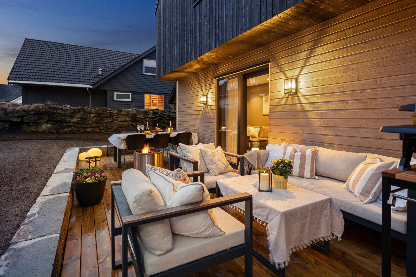 Her er det god plass til på sofa- og spisegruppe. Galleribilde