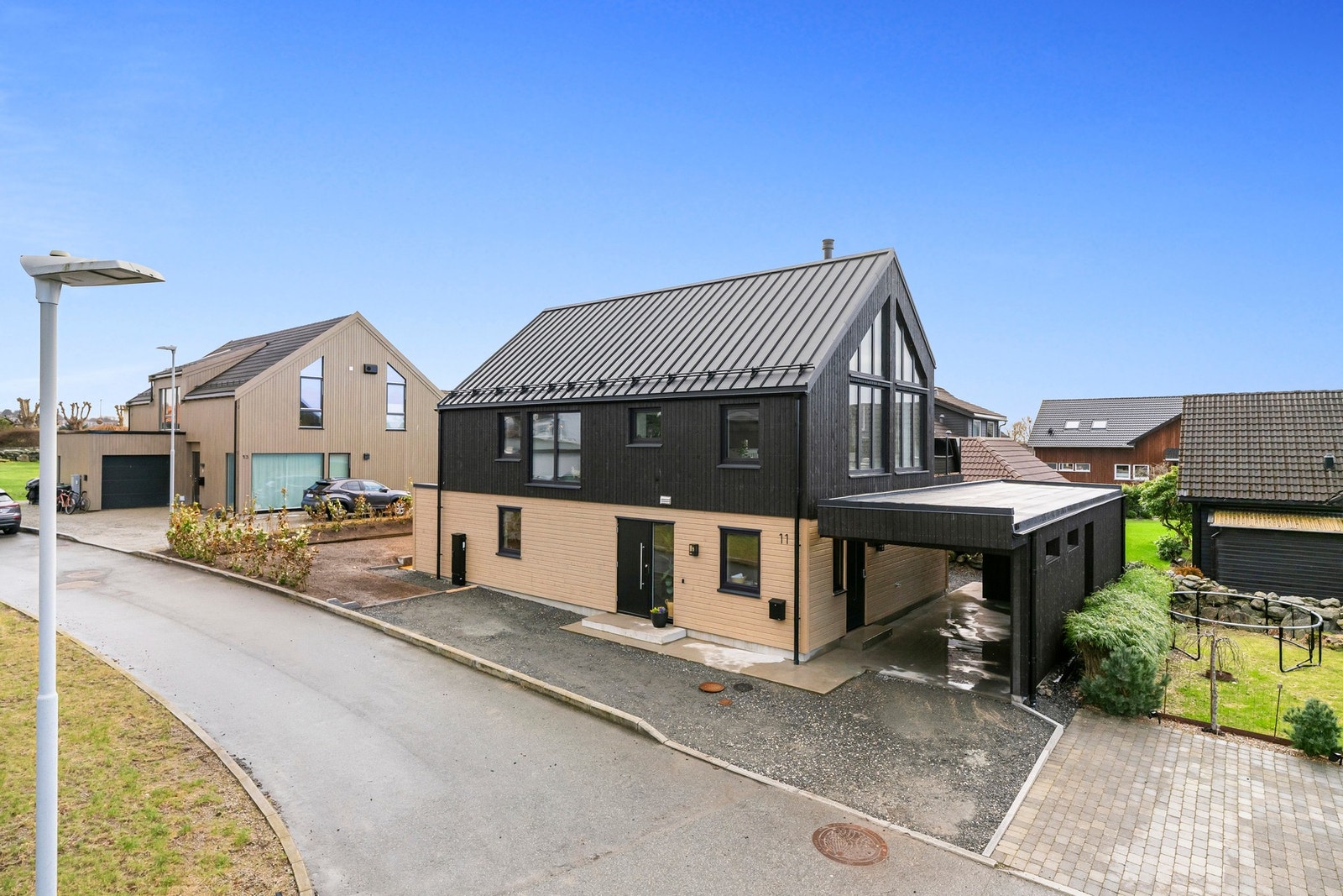 Boligen ble oppført i 2025. Gressplen og asfaltering utenfor boligen skal oppføres før overtagelse. Galleribilde