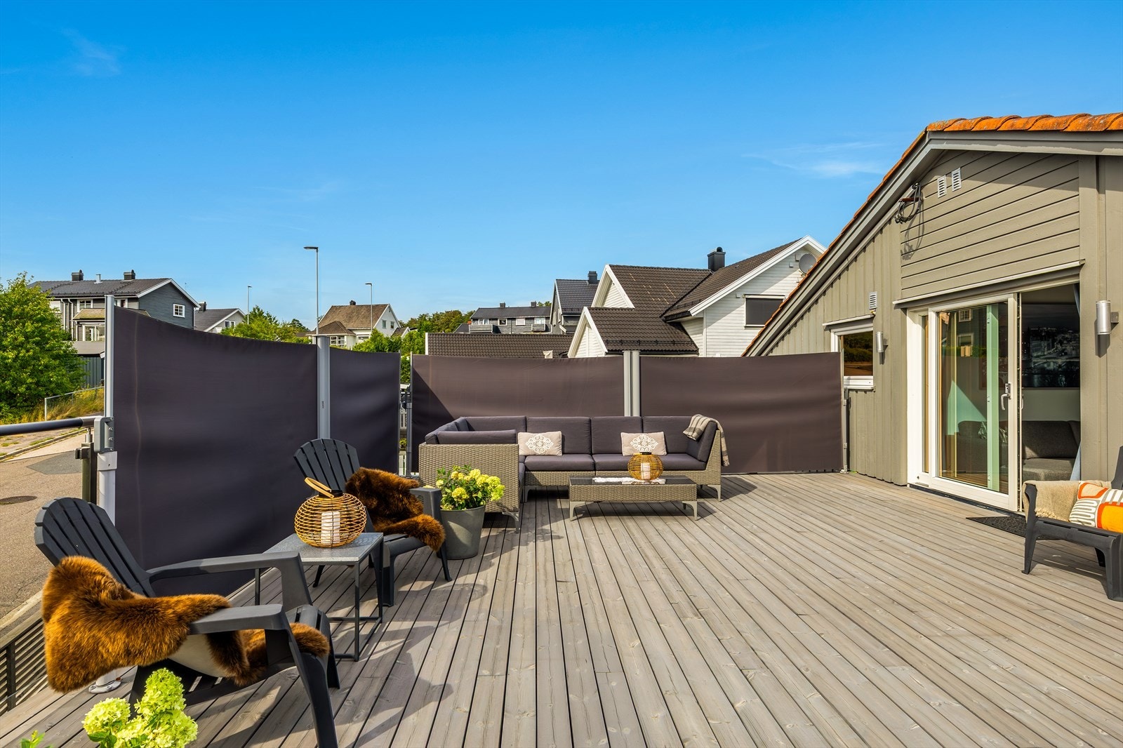 Terrassen har Royalimpregnert terrassegulv og rekkverk med glasser og liggende spiler. Under terrassegulvet er det foliebelegg som membran. Galleribilde