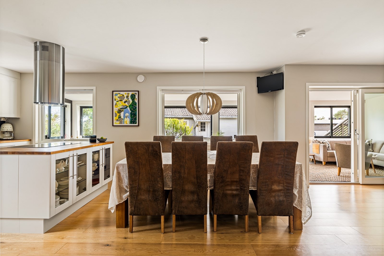 Rommet har store vindusflater som gir rikelig med dagslys. Galleribilde