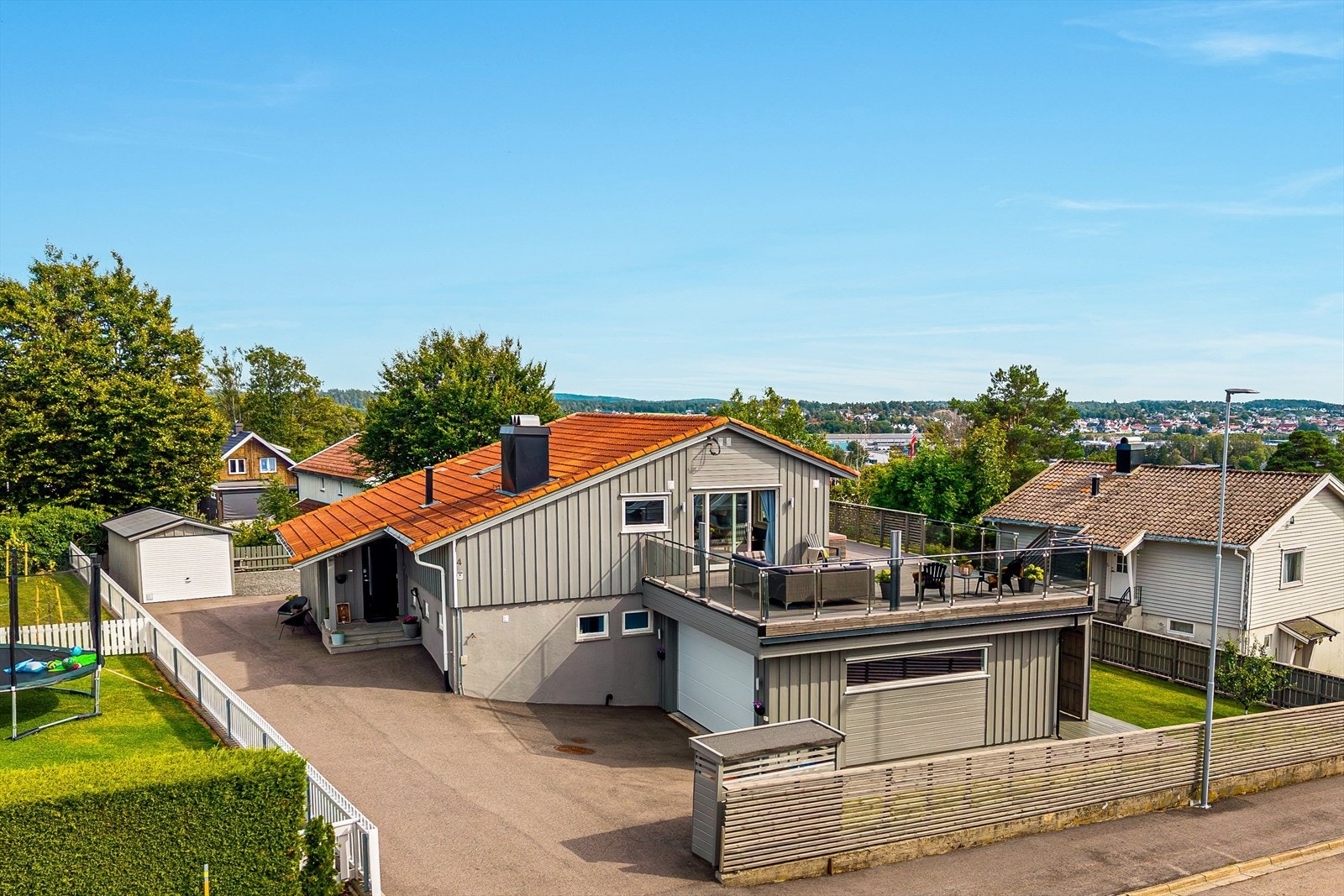 Eiendommen har en garasje under terrasse i 2. etasje på ca. 36 m² med motorisert leddport elbillader. Galleribilde