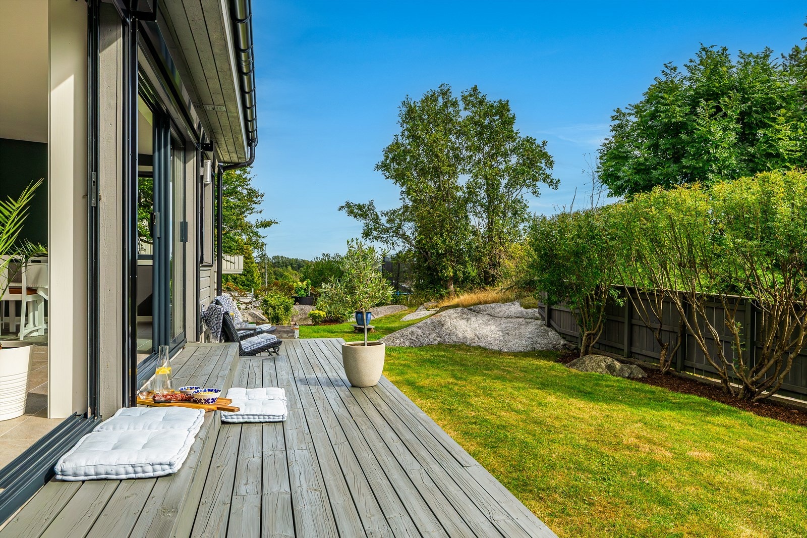 En hage som gir rom for både lek og ro. Galleribilde